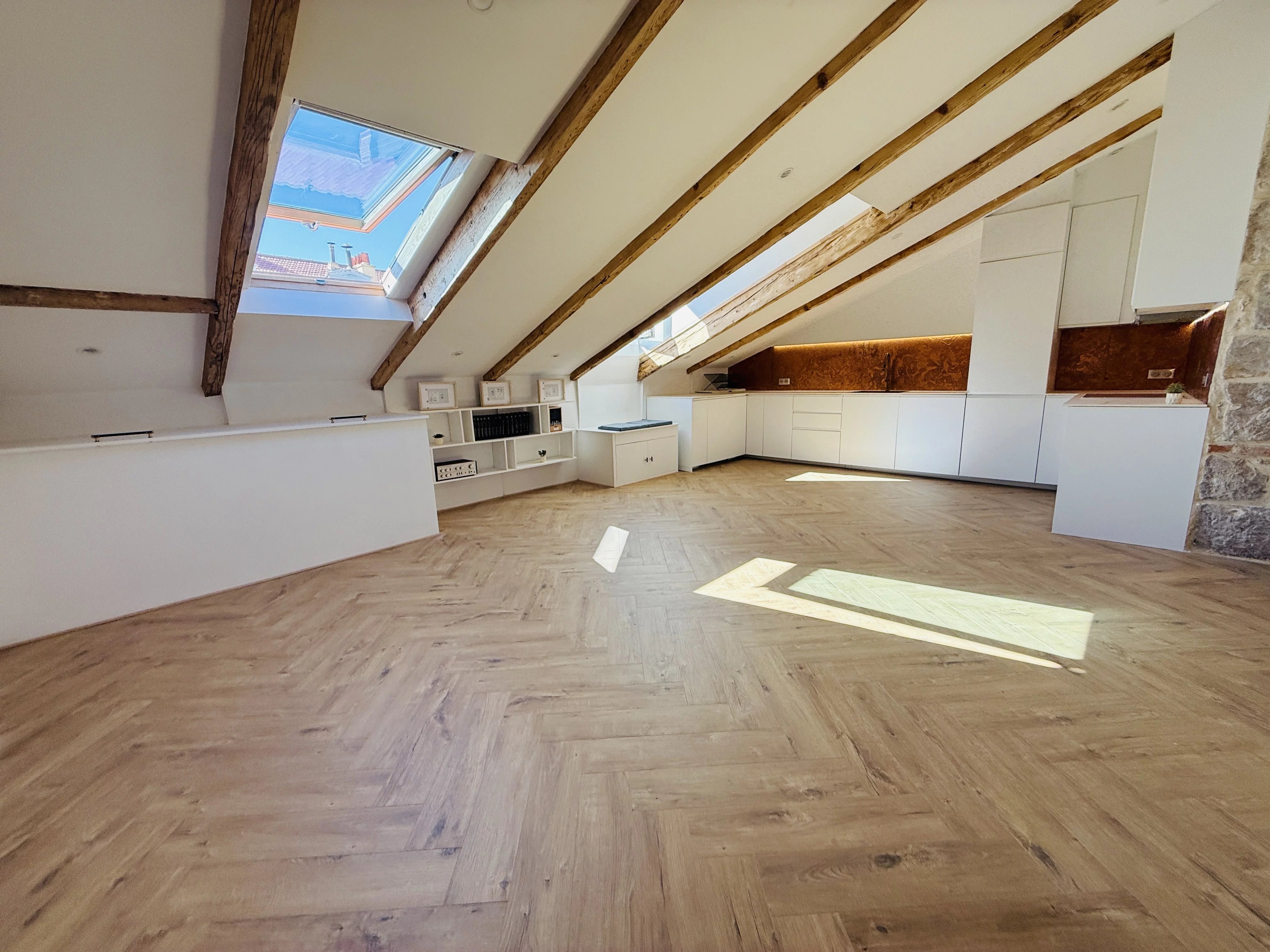 GUBERNATIS – Fully Renovated 2‑Bedroom Apartment