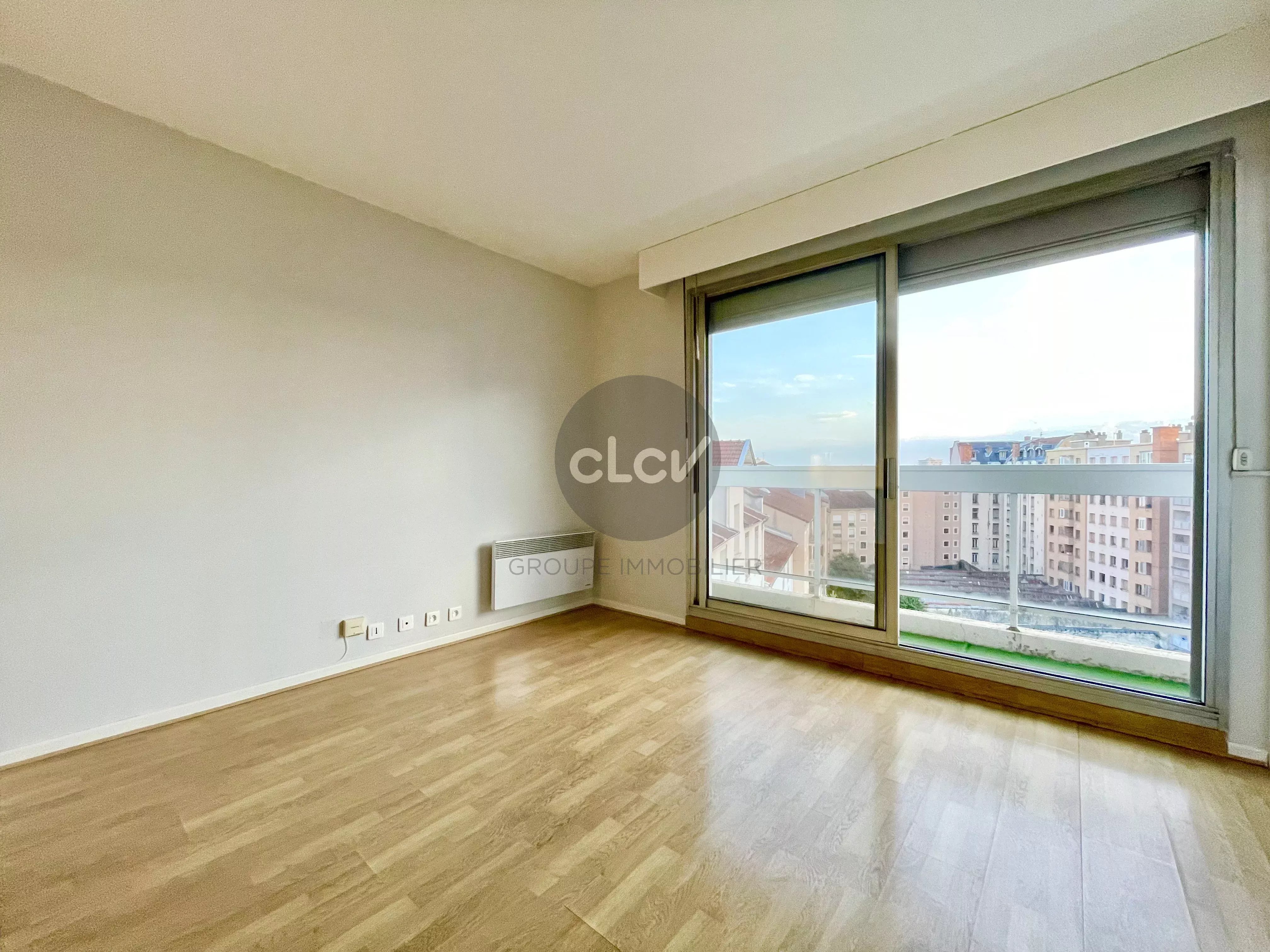 Studio 27 m² Dernier étage Métro Garibaldi 69007 LYON