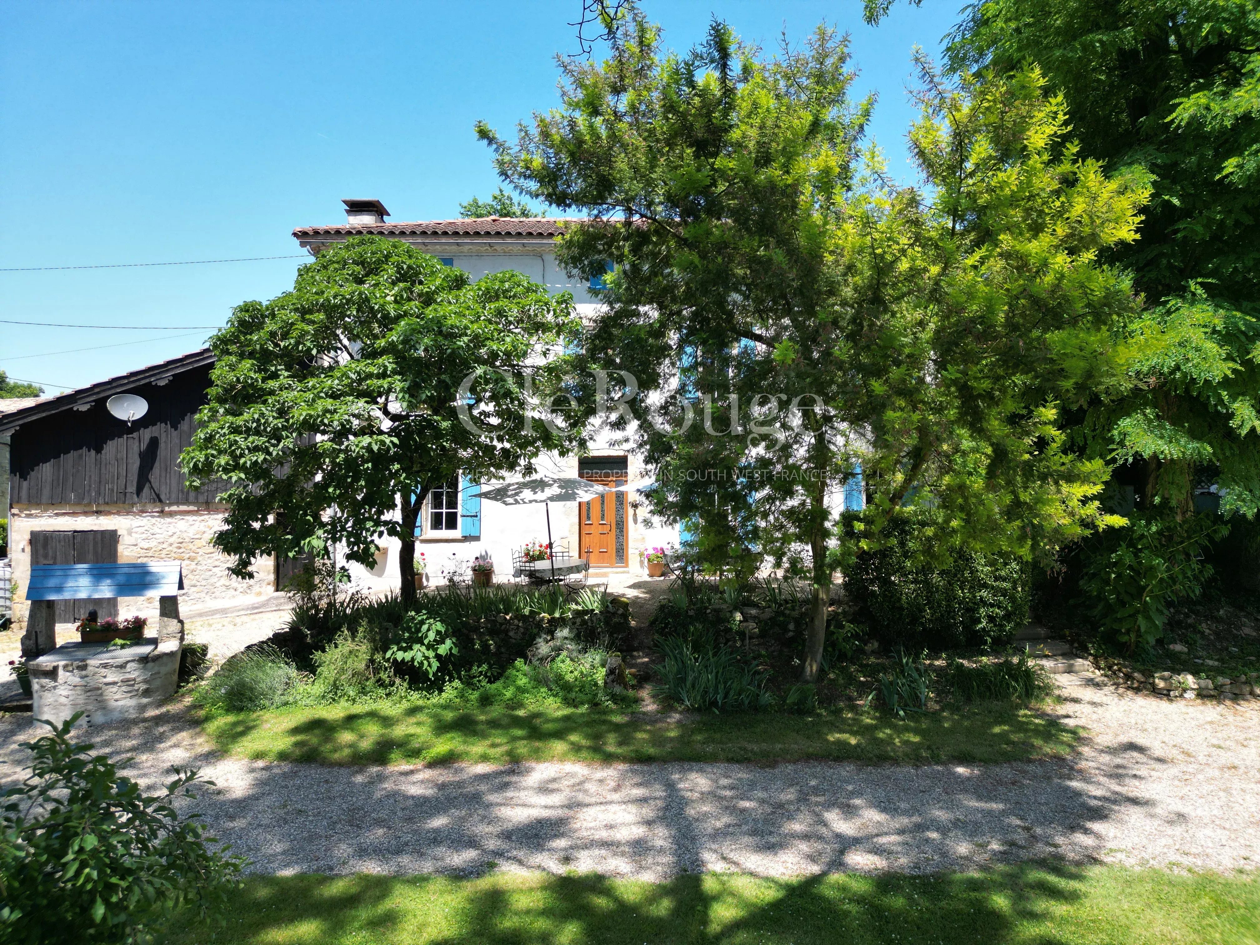 Beautiful property consisting of three houses, barns and swimming pool, just 50 minutes from Bordeaux