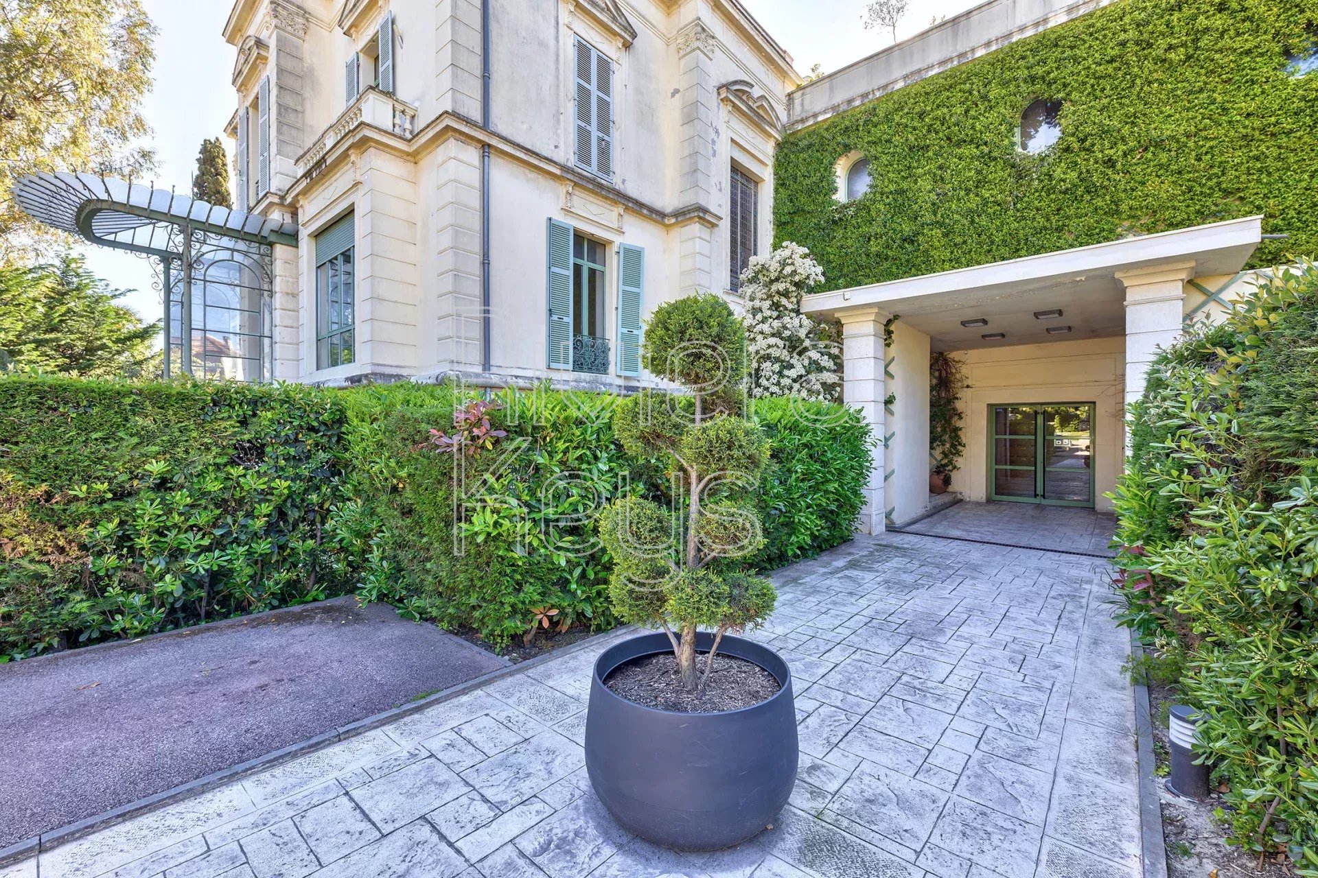 NICE - Cimiez: Spacious 1-Bedroom Apartment in Historic Residence