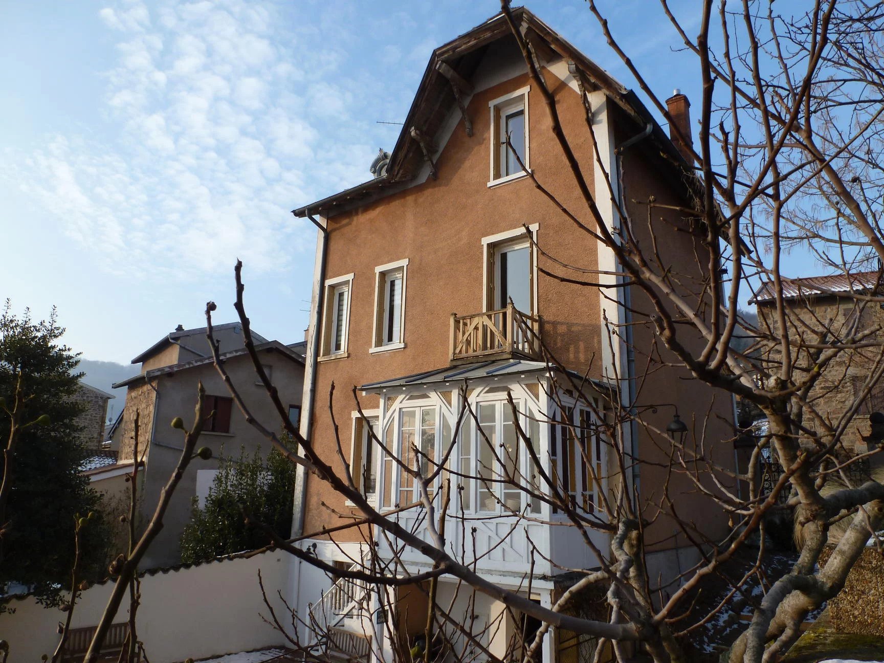 MAISON DE VILLAGE ENTIEREMENT RENOVEE