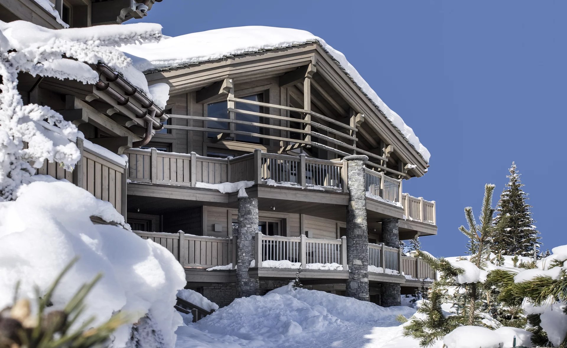 France – Courchevel 1850 – Chalet – Location saisonnière – 5 chambres – 10 personnes – 480m² – Piscine intérieure – Sauna – Cabine de massage – Services de Hôtel