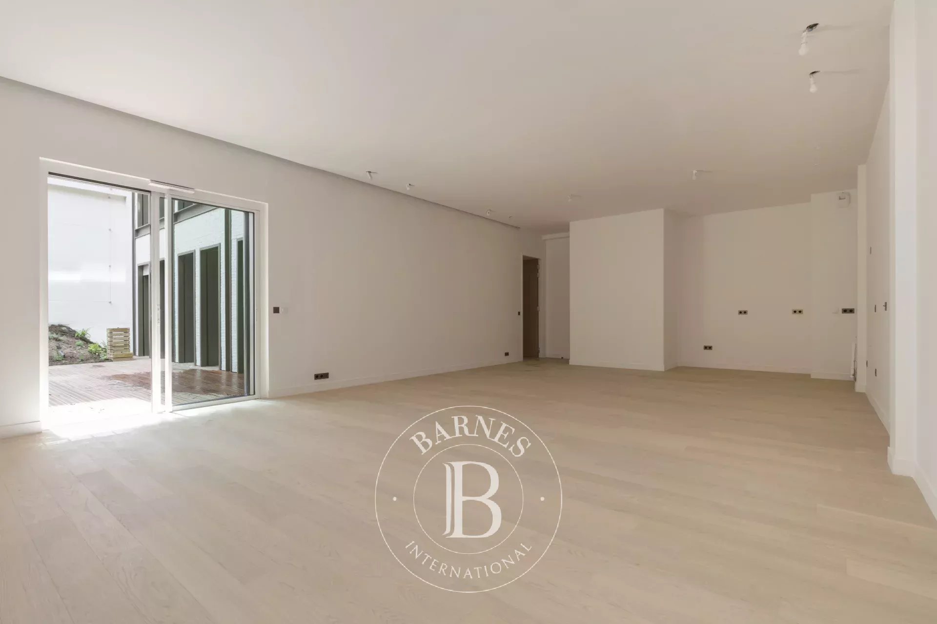 Paris 8th - Faubourg Saint-Honoré - New apartment -Ground floor terrace and garden - 3 bedrooms