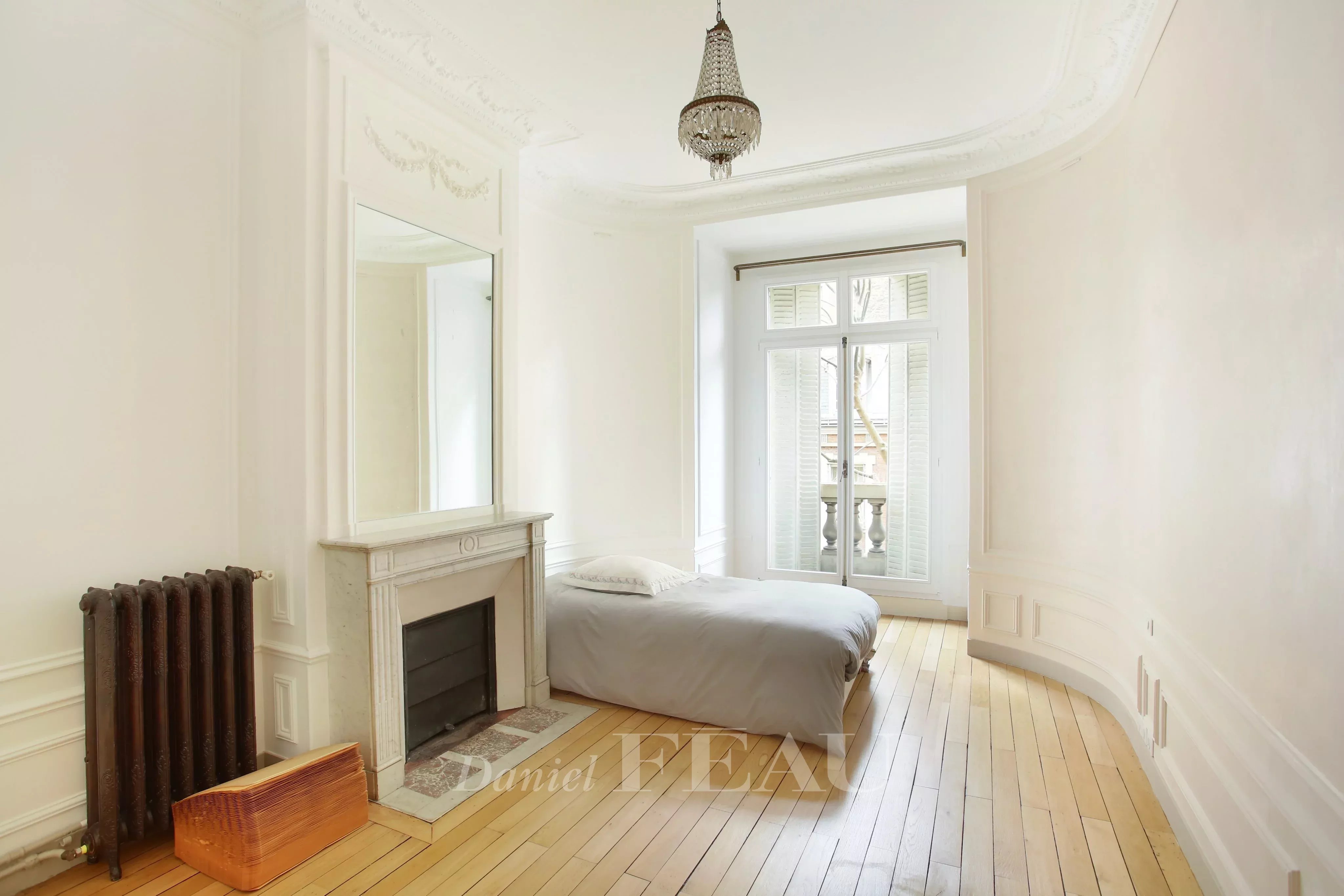Bedroom Wooden floor Fireplace