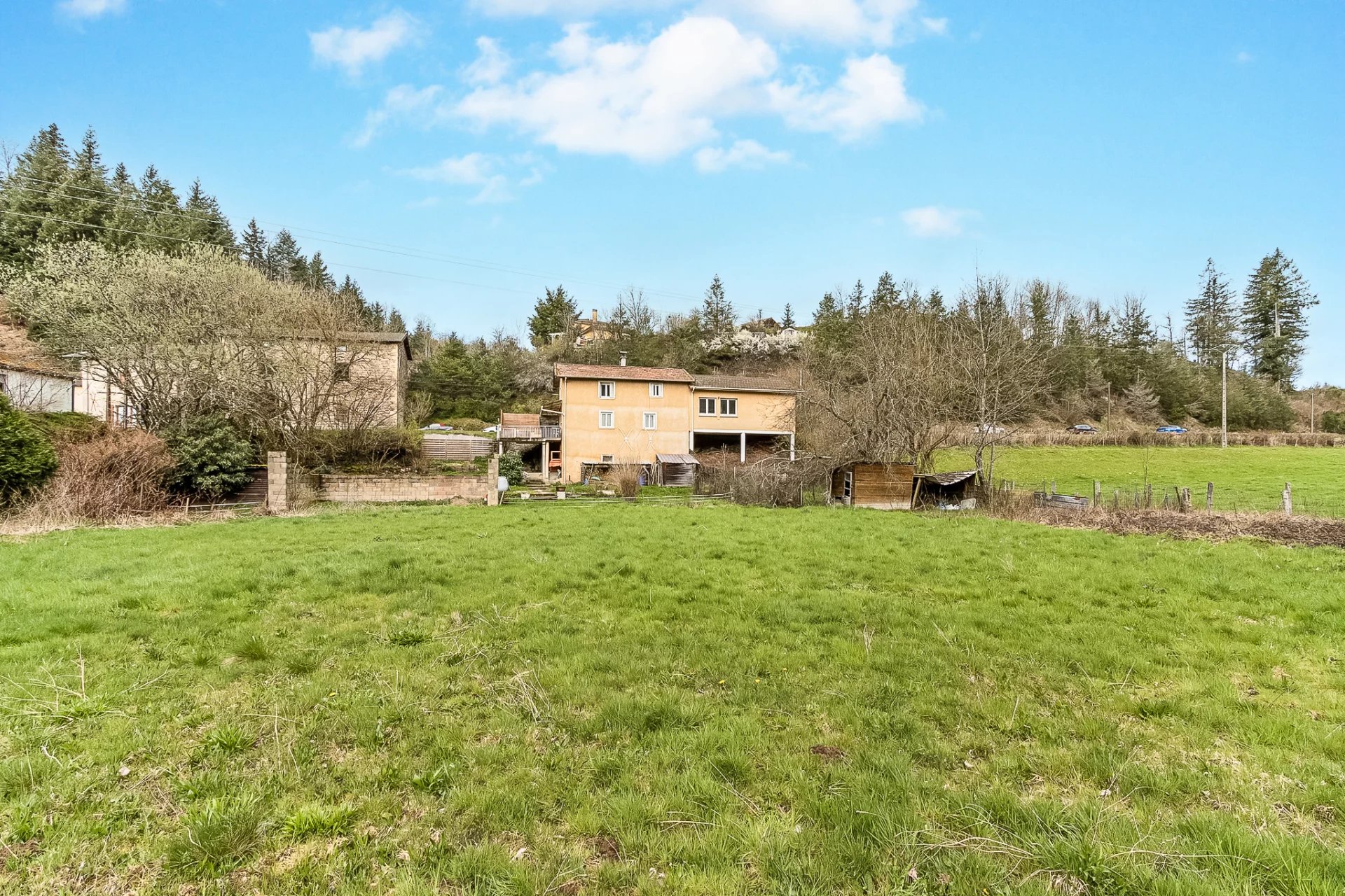 Charmante Maison en Pierre avec Terrain au Bord de la Rivière - À Rénover