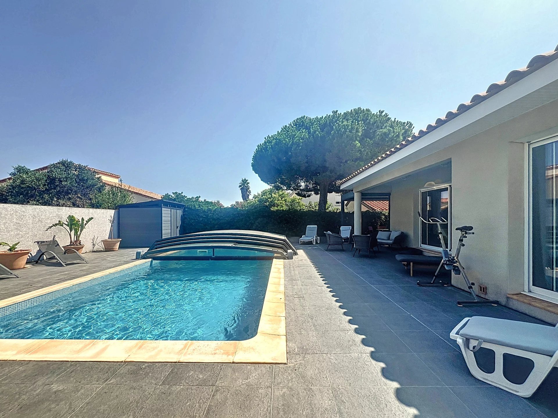 CONTEMPORARY SINGLE STOREY VILLA - JUST 5 MINUTES FROM THE BEACH - LE BARCARES