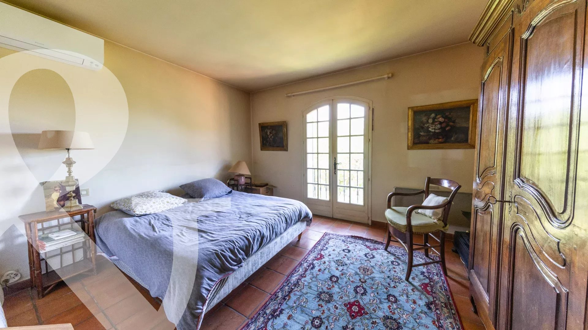 MAISON EN POSITION DOMINANTE