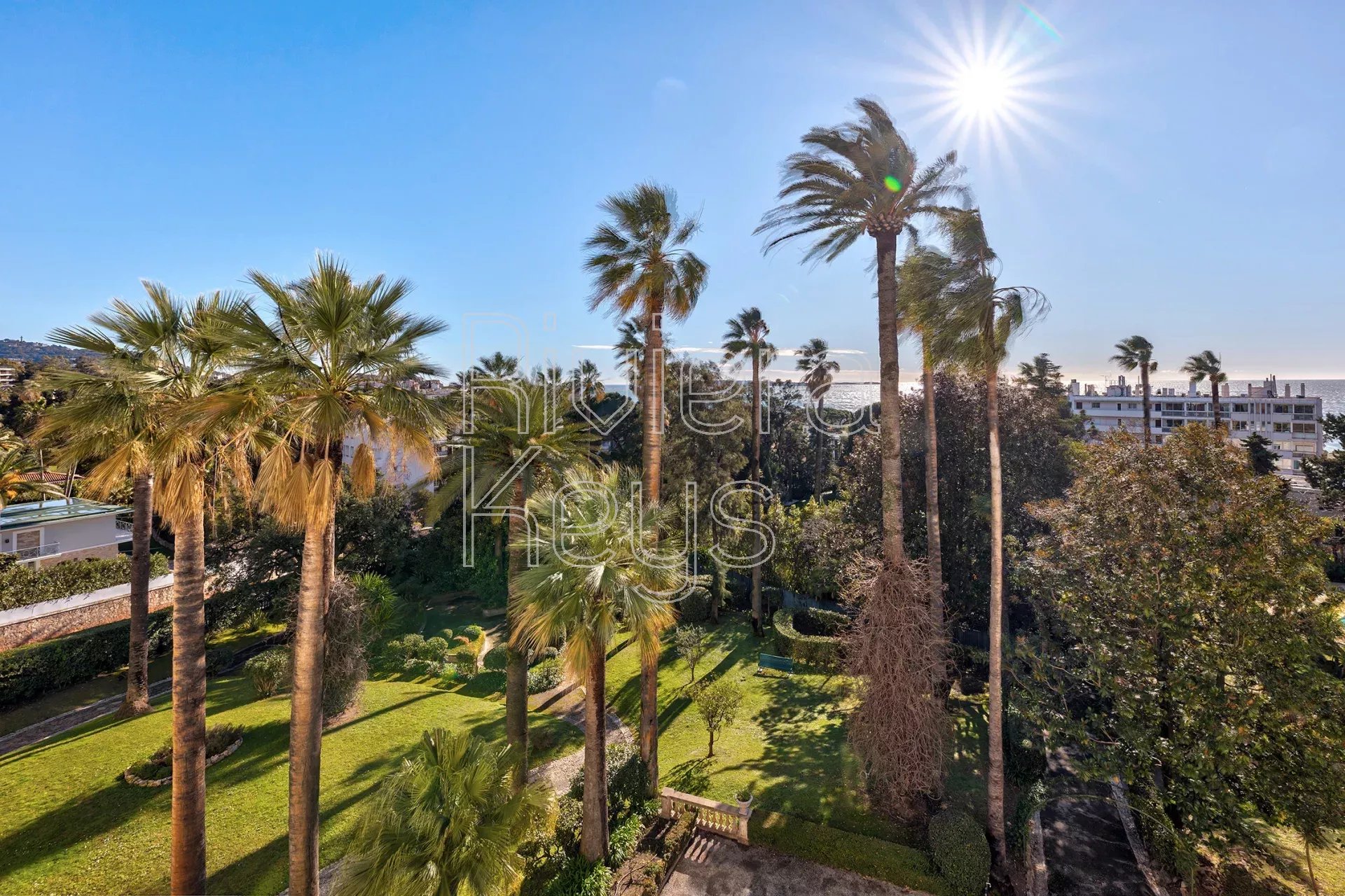 CANNES: Luxury 2-Bedroom Apartment with Panoramic Sea View