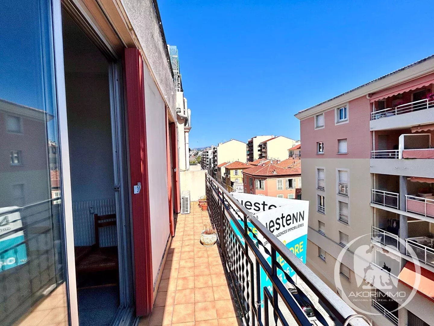 EXCLUSIVITÉ- NICE RIQUIER -  Appartement traversant de 3 Pièces 74m² en étage élevé + Terrasse et Balcon