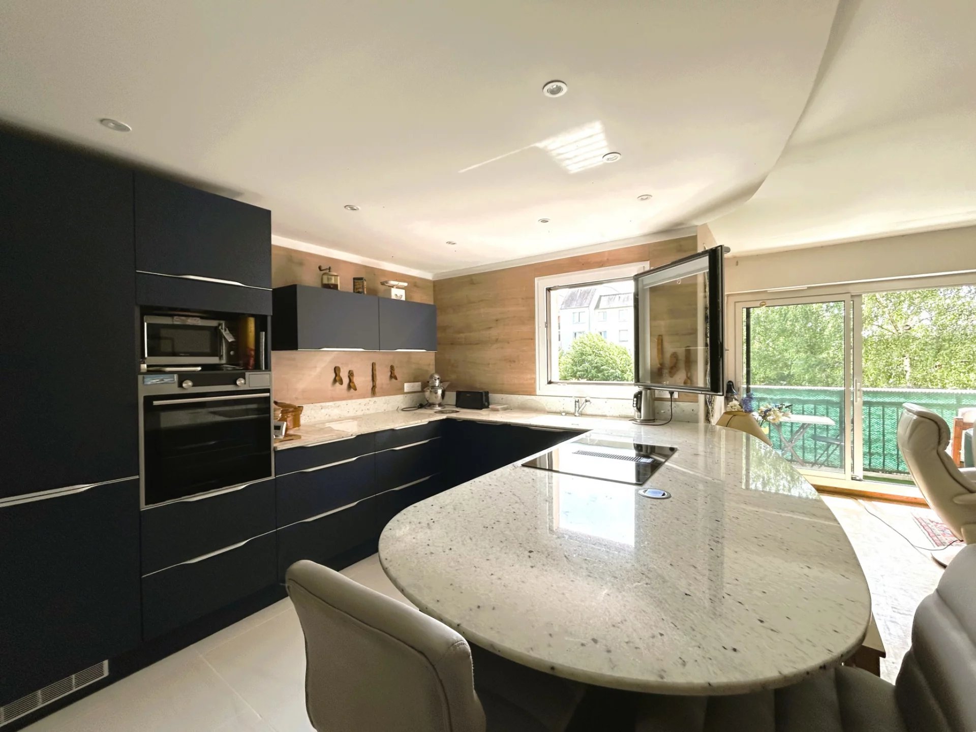 LA RICHE CENTRE - BEL APPARTEMENT T3 AVEC BALCON, CELLIER ET