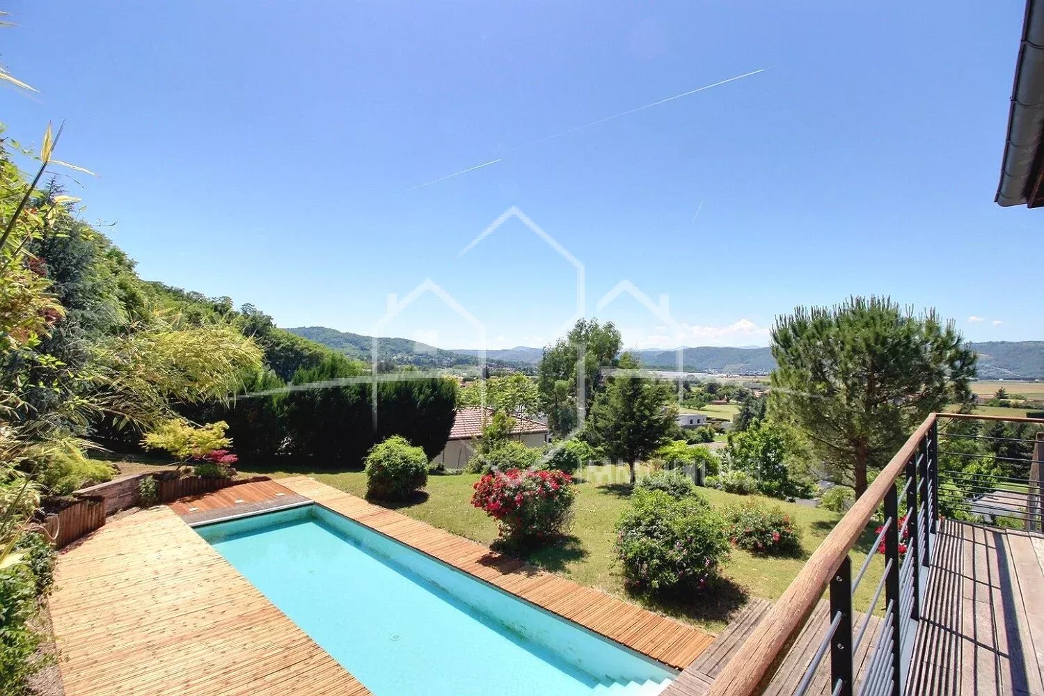 Belle maison 177 m² avec vue dégagée sur l’Ardèche – 5 chambres, piscine et grand terrain