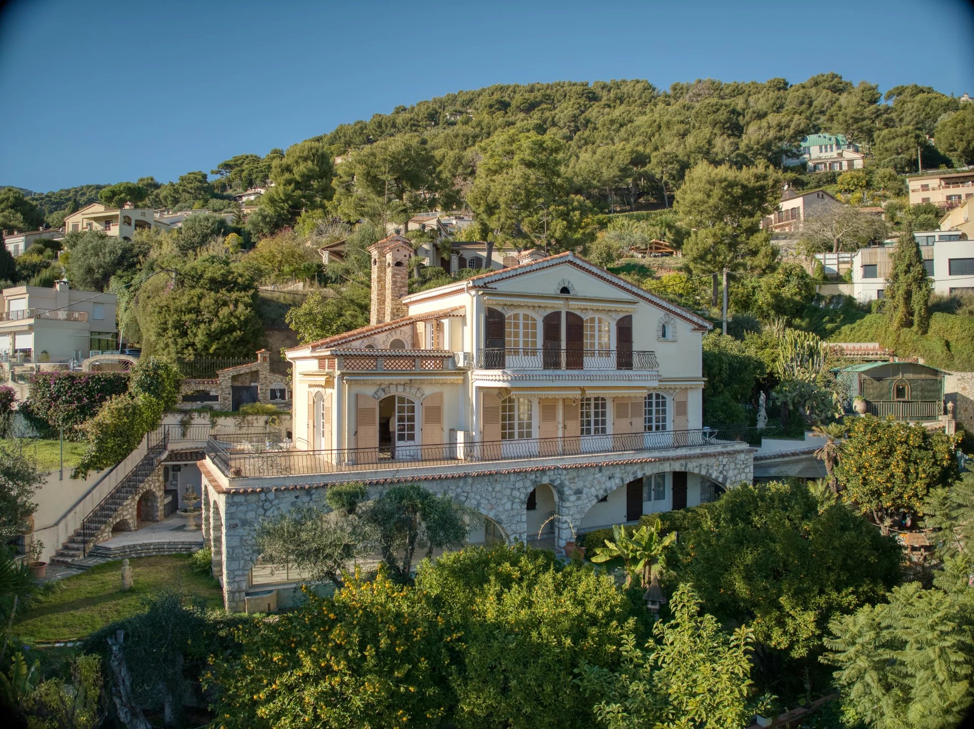 Roquebrune Cap Martin -Rare Opportunité : Villa Vue Mer Panoramique à Fort Potentiel – Monaco Proche