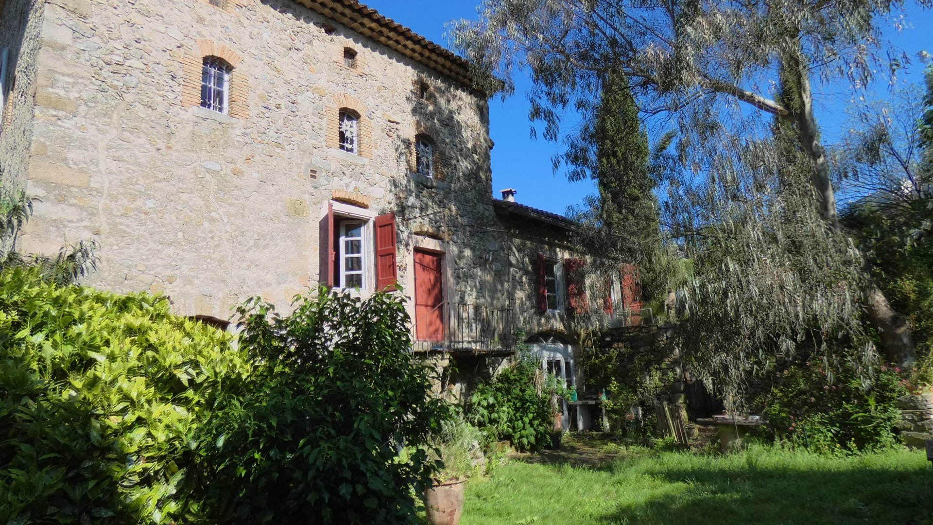 Propriété en pierre bordée par la rivière