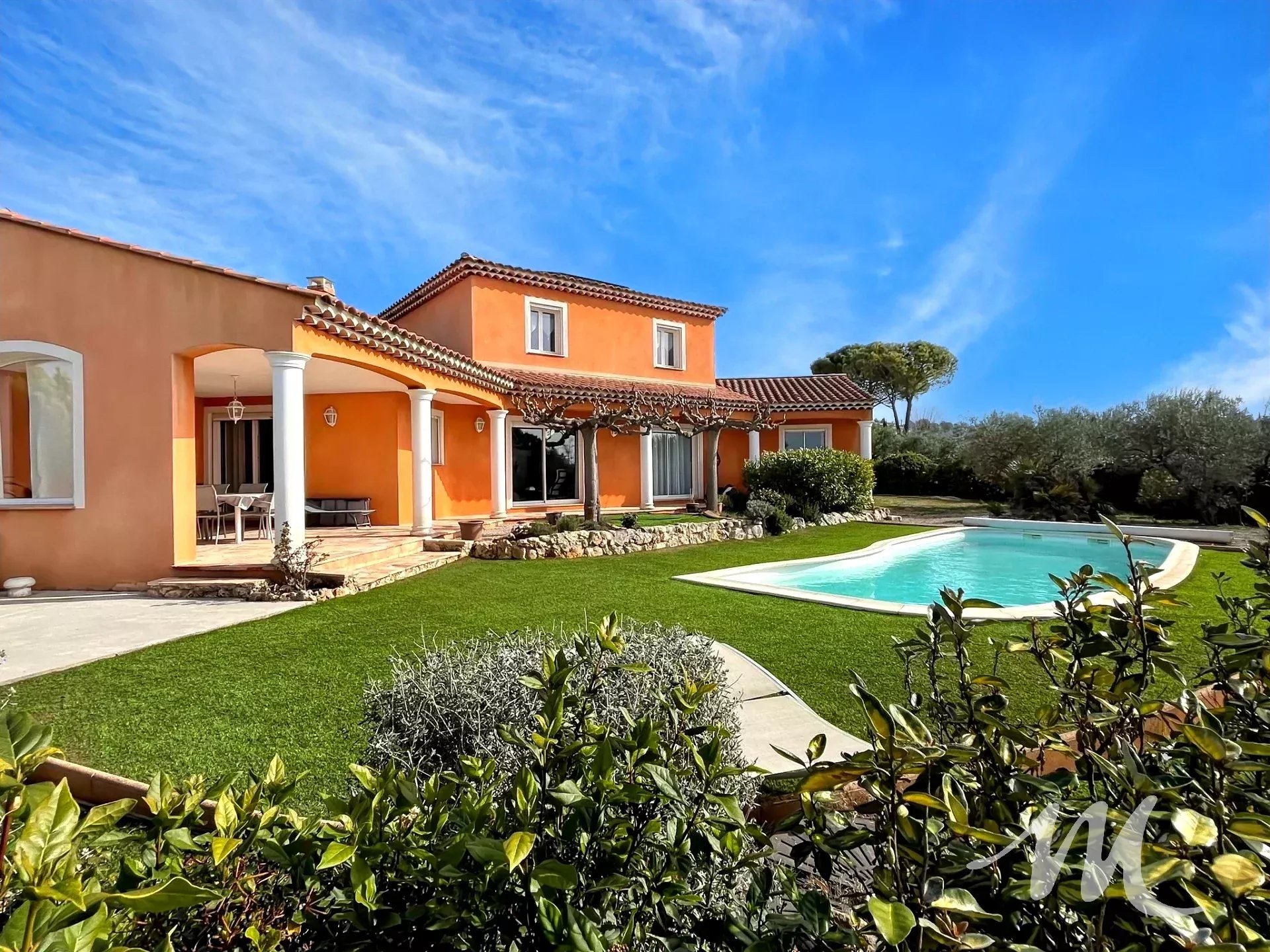 A vendre Villa d'achitecte dominante avec piscine et garage