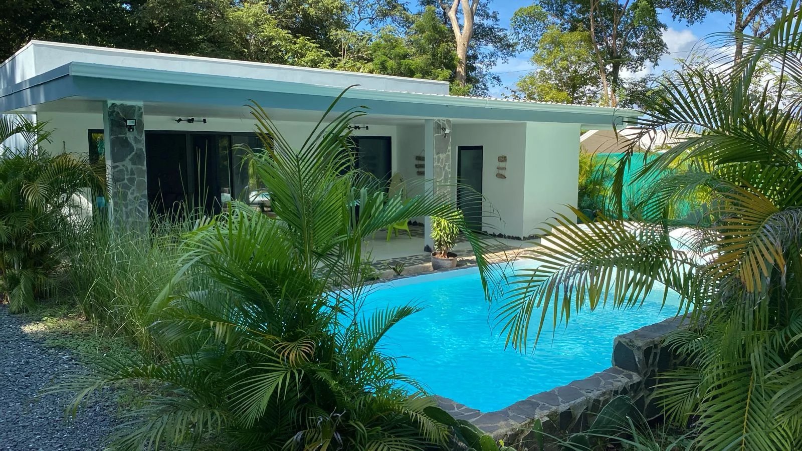 Amplia villa nueva con piscina y jacuzzi en Linderos, a minutos de Tamarindo.