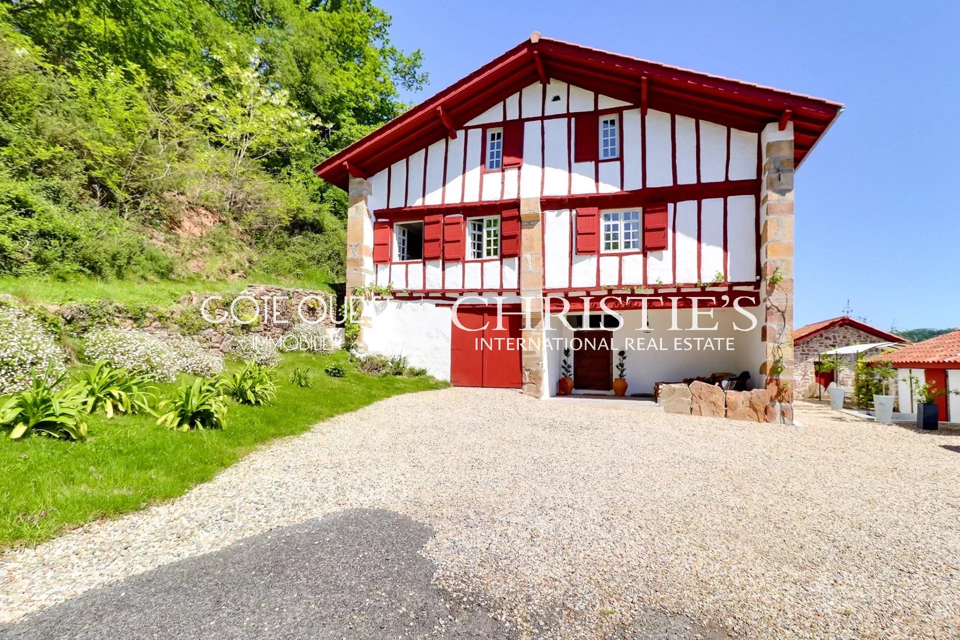 A vendre Sare, à 25 minutes de Saint-Jean-de-Luz - Rare ferme basque entièrement rénovée