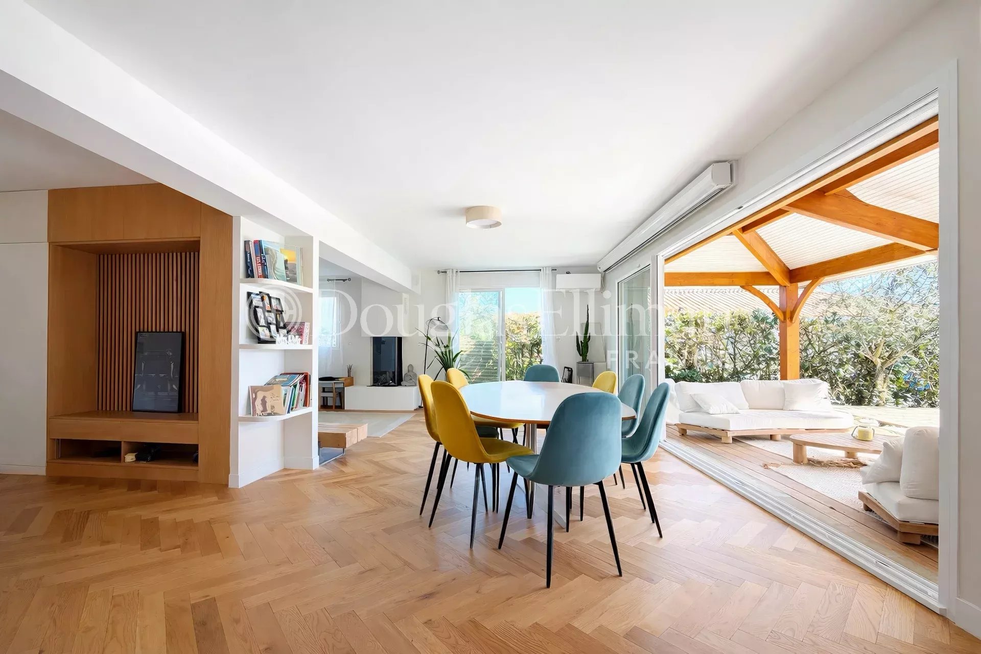 Contemporary 6-Room House with Pool in Mérignac - Picture n°3