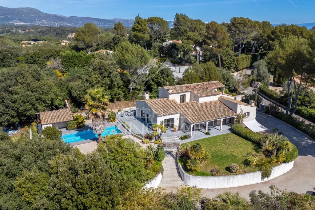 Villa for sale in Biot — Renovated villa in Biot – Prime location, absolute calm, 5 bedrooms, full amenities