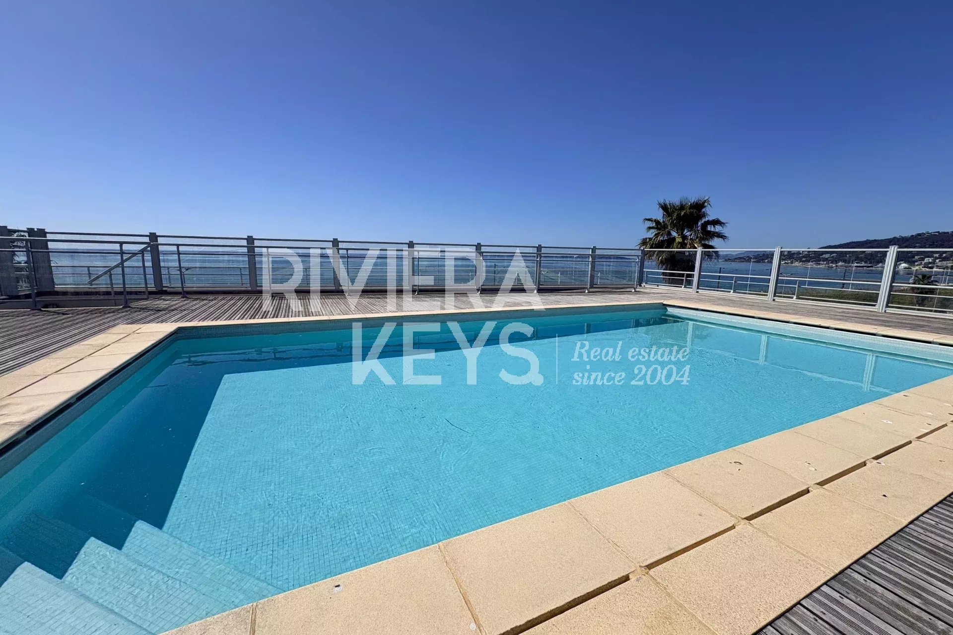 ANTIBES – Neue 2-Zimmer-Wohnung mit Meerblick und Dachterrasse mit Pool