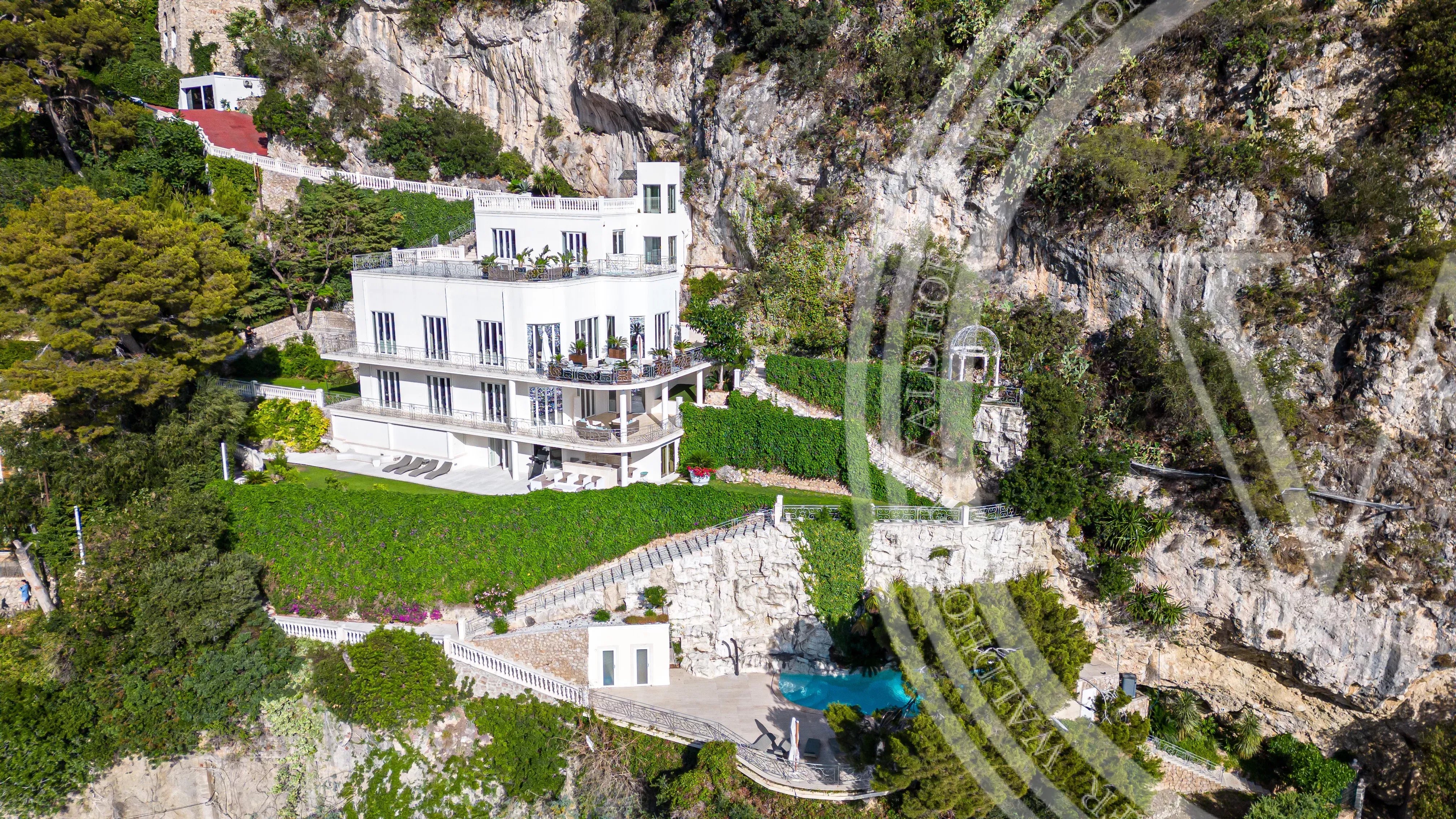 Propriété de luxe surplombant la Méditerranée