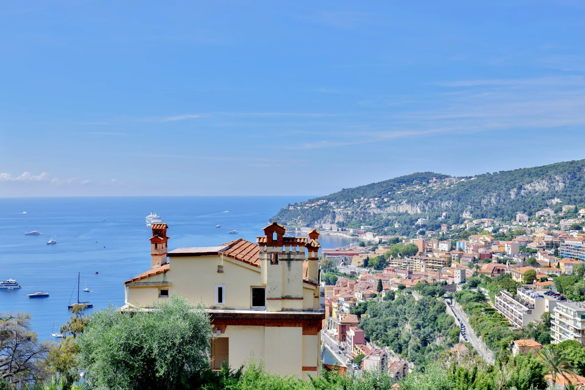 Bien d'exception en excellent état avec vue sur la mer