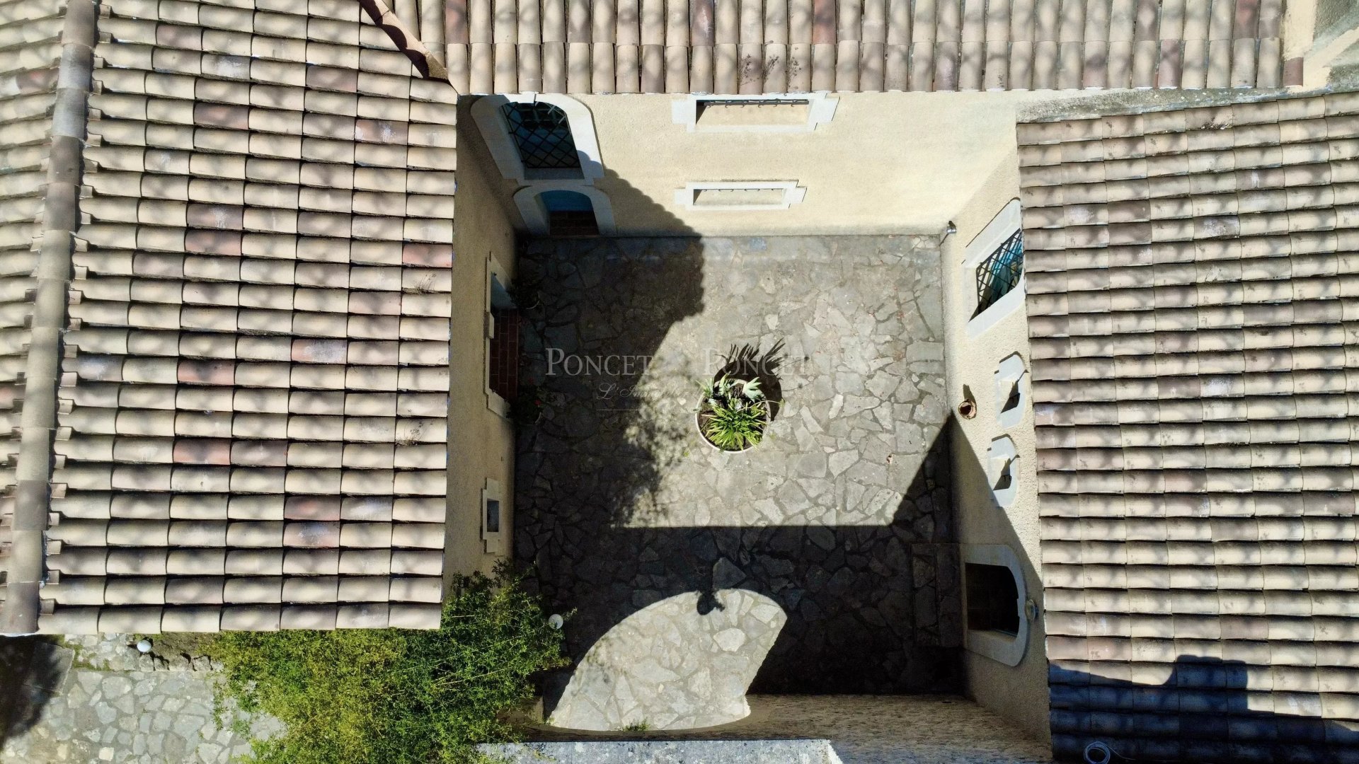 5 Bedroom Villa/Townhouse's Image 3