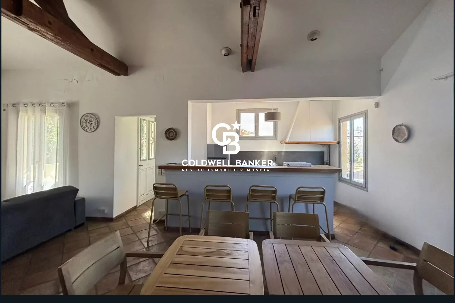 Rare à Cannes : Maison de ville avec vastes garages et potentiel d'aménagement