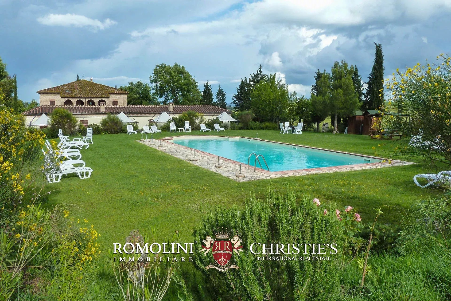 VILLA CON PISCINA E VIGNETO IN VENDITA A SIENA, TOSCANA