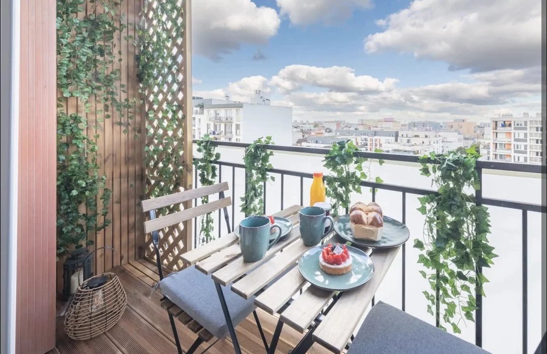 APPARTEMENT COUP DE COEUR 27M2 / BALCON / REFAIT À NEUF / M12-15 - Image Array