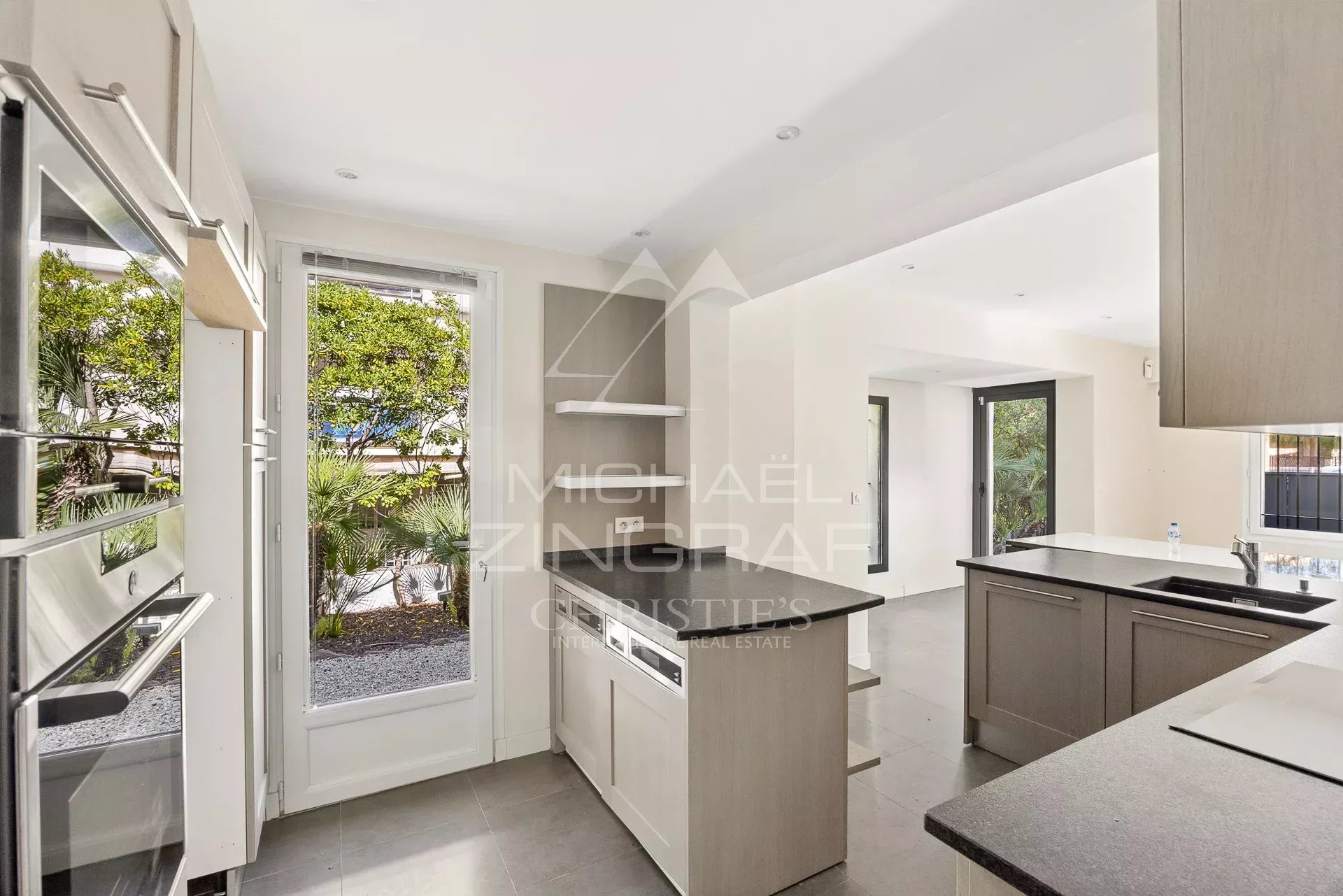 6 Bedroom Villa/Townhouse's Image 3