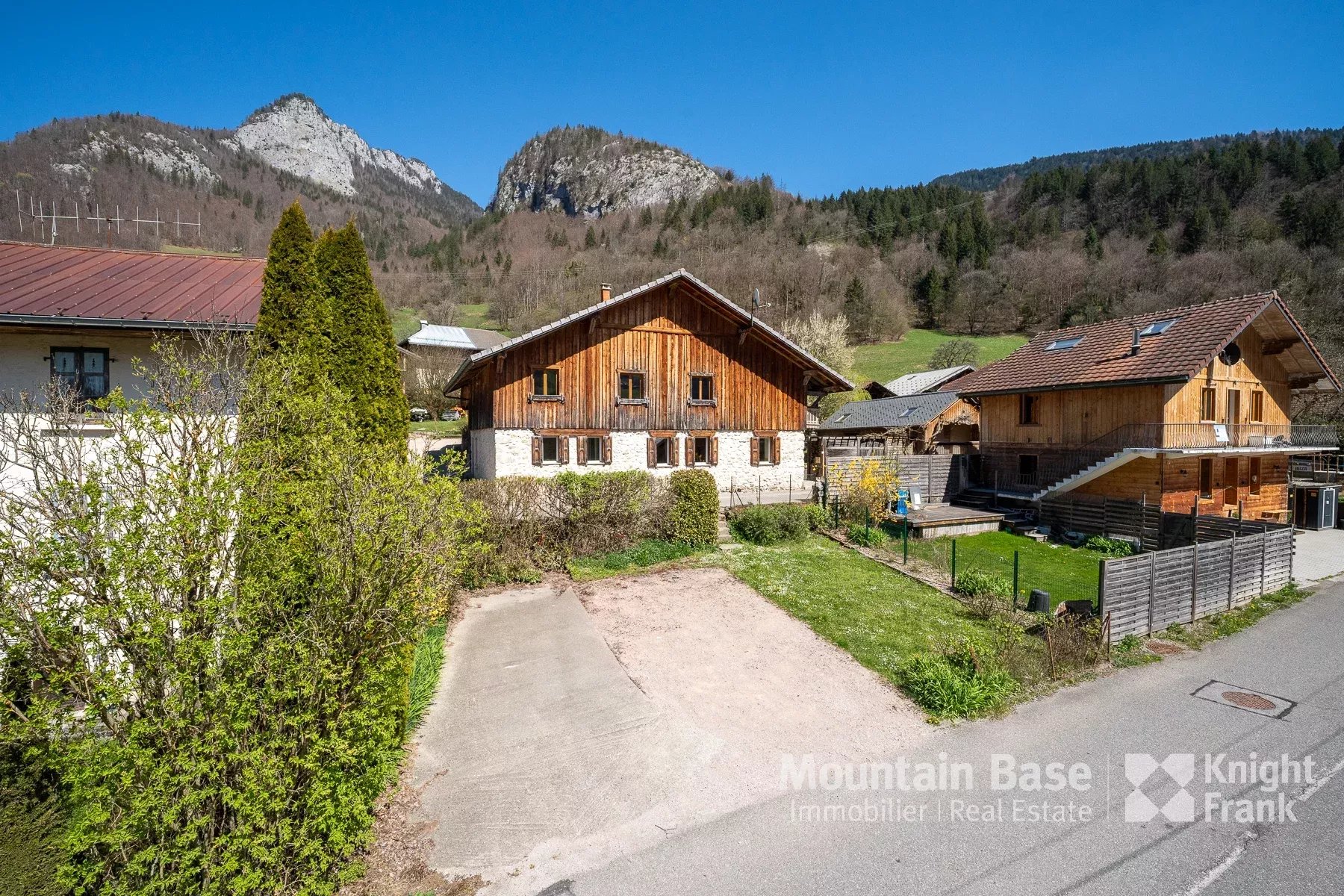 Photo of Renovated 6-Bedroom Farmhouse with Separate Apartment and Garden
