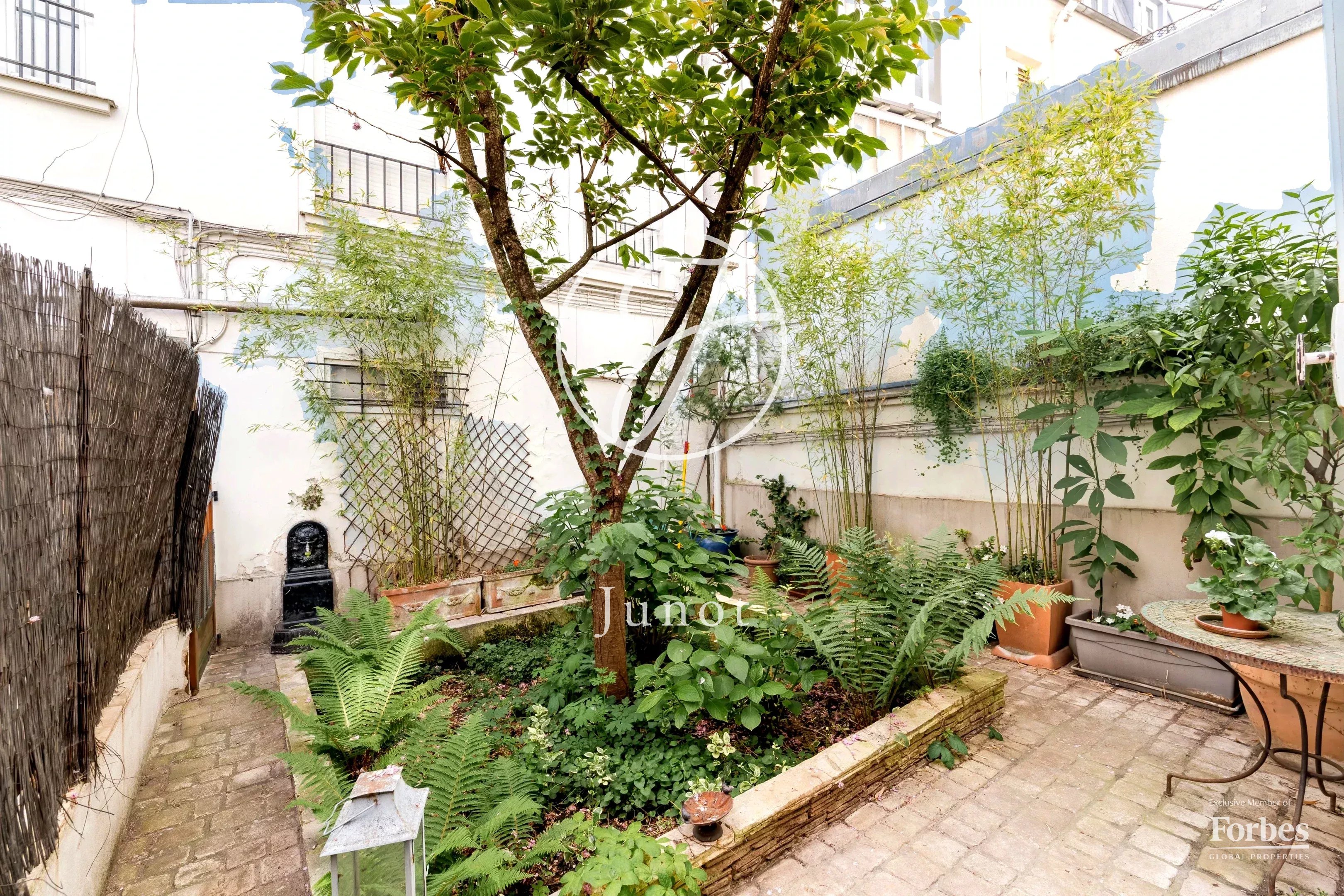 Paris 18e - ABBESSES / RUE LEPIC - Appartement - 39,27m² Carrez - Exposition sud - Jardin 27,06m² - Cour pavée 15m²