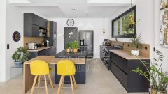 An elegant, contemporary-style villa in a completely peaceful setting — photo 5 of 7