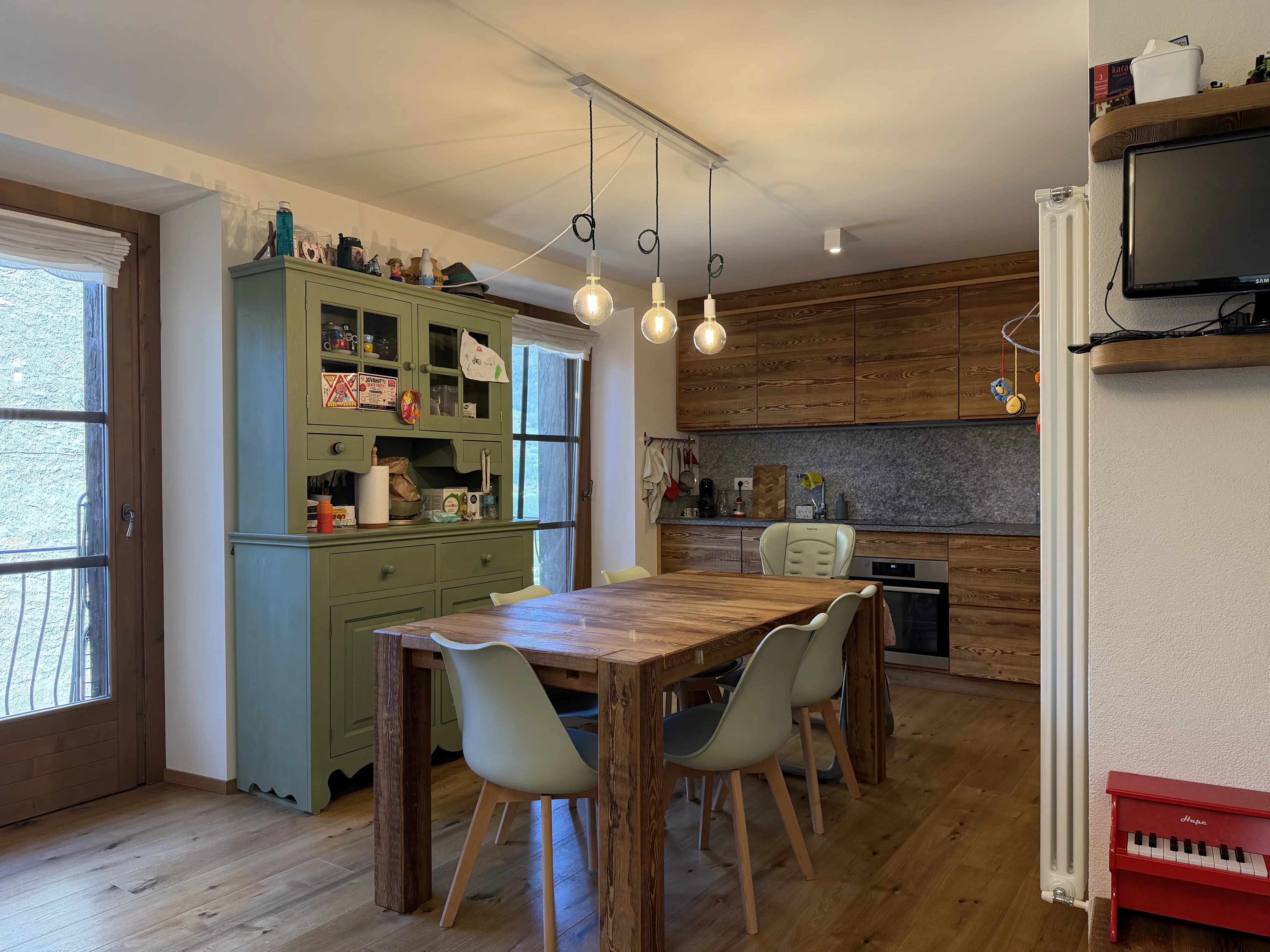 CHARMING FOUR-ROOM APARTMENT OVER TWO LEVELS WITH GARAGE — photo 12