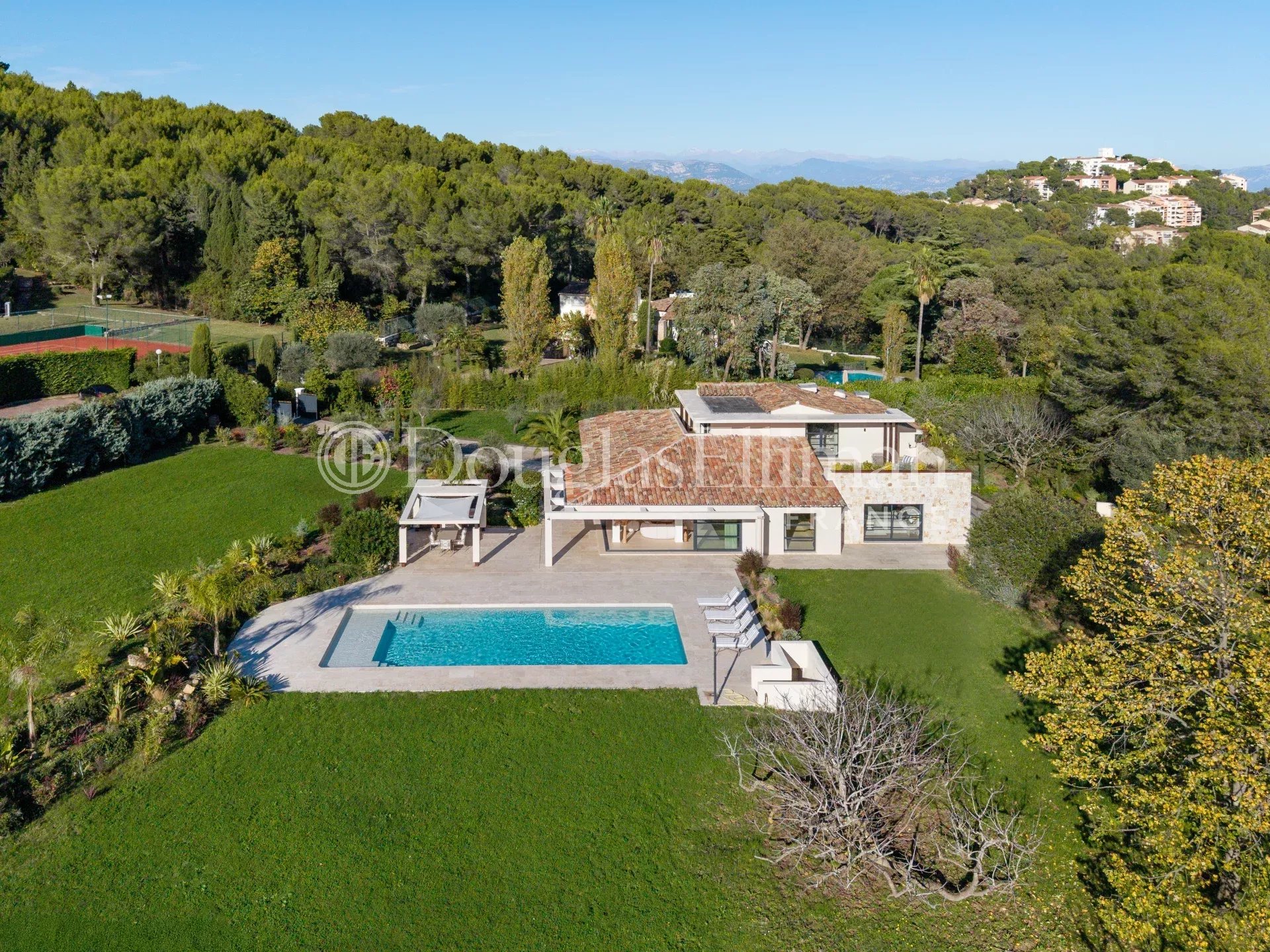 MOUGINS – Villa d’architecte dans un cadre privé - Image nᵒ2
