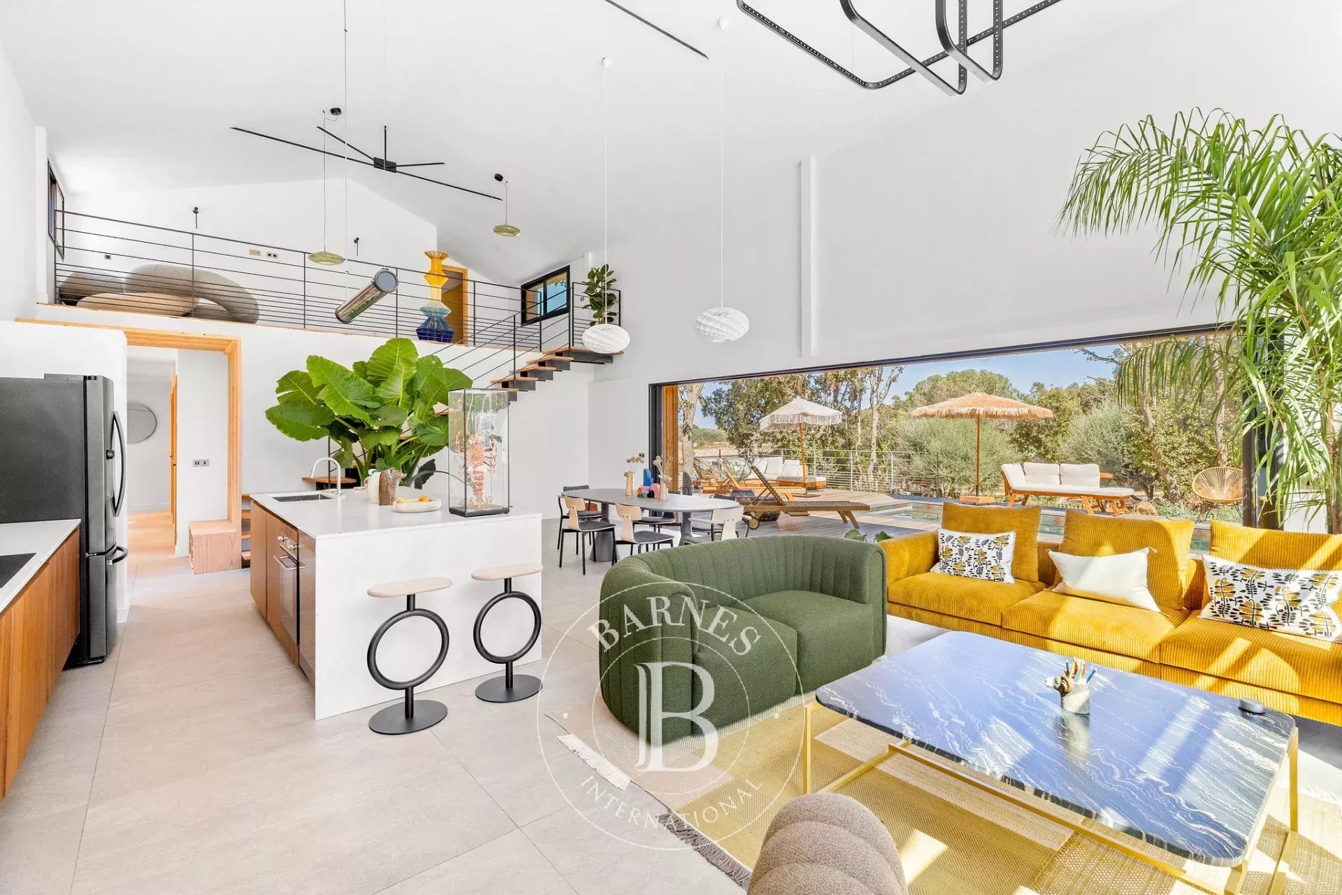 Bonifacio, contemporary villa, close to the beach and town center.