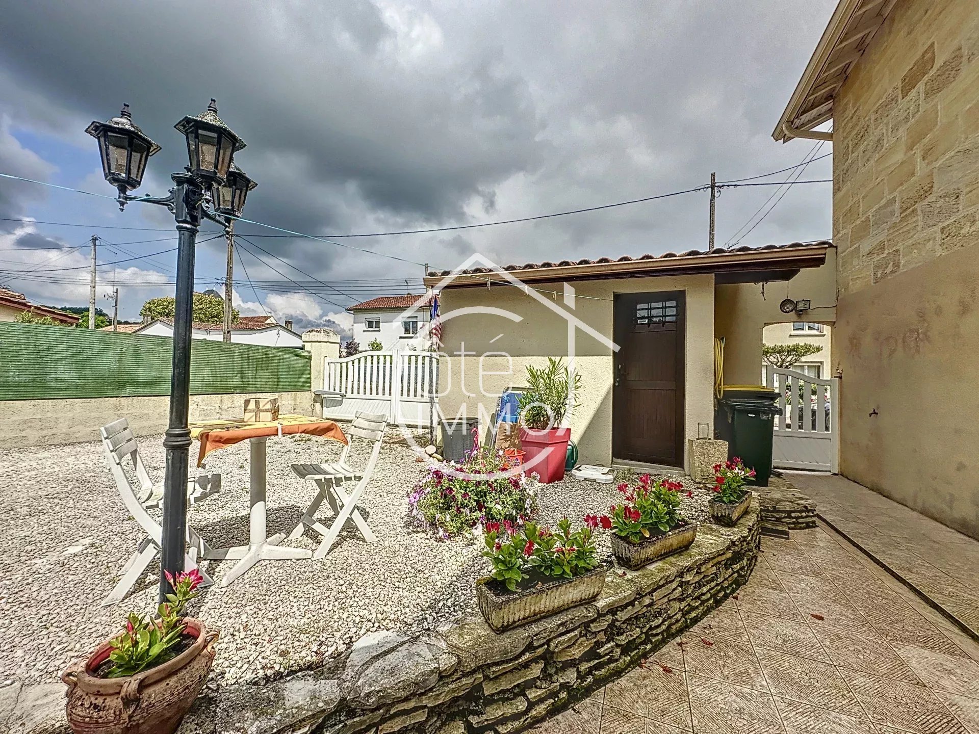 Castillon La Bataille : Maison de ville avec extérieur