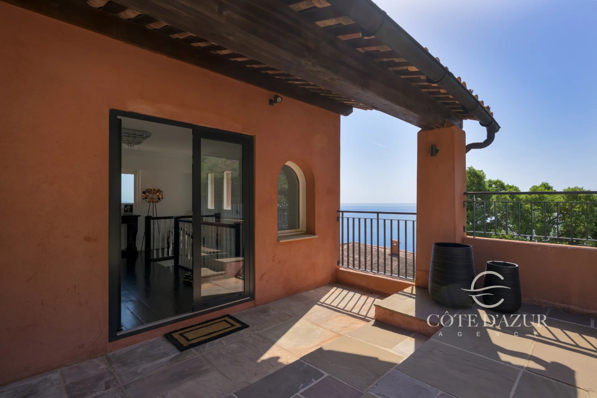 Exceptional property with panoramic sea views 35