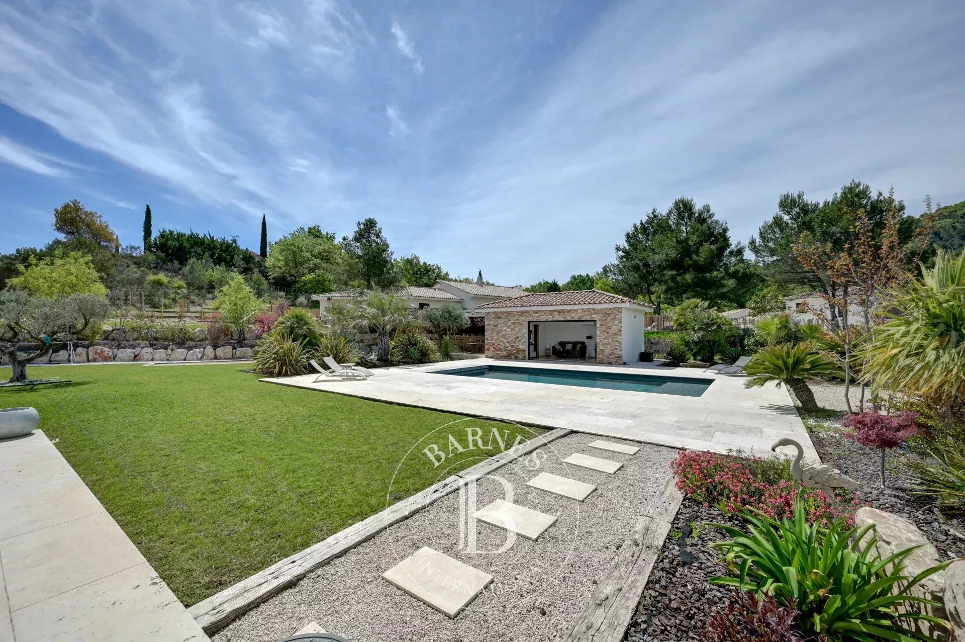 2NEAR AIX-EN-PROVENCE – CONTEMPORARY HOUSE 4,747 SQ FT – 7 BEDROOMS – HEATED SWIMMING POOL – LANDSCAPED GARDEN 0.99 ACRES – ABSOLUTE TRANQUILLITY - picture 18