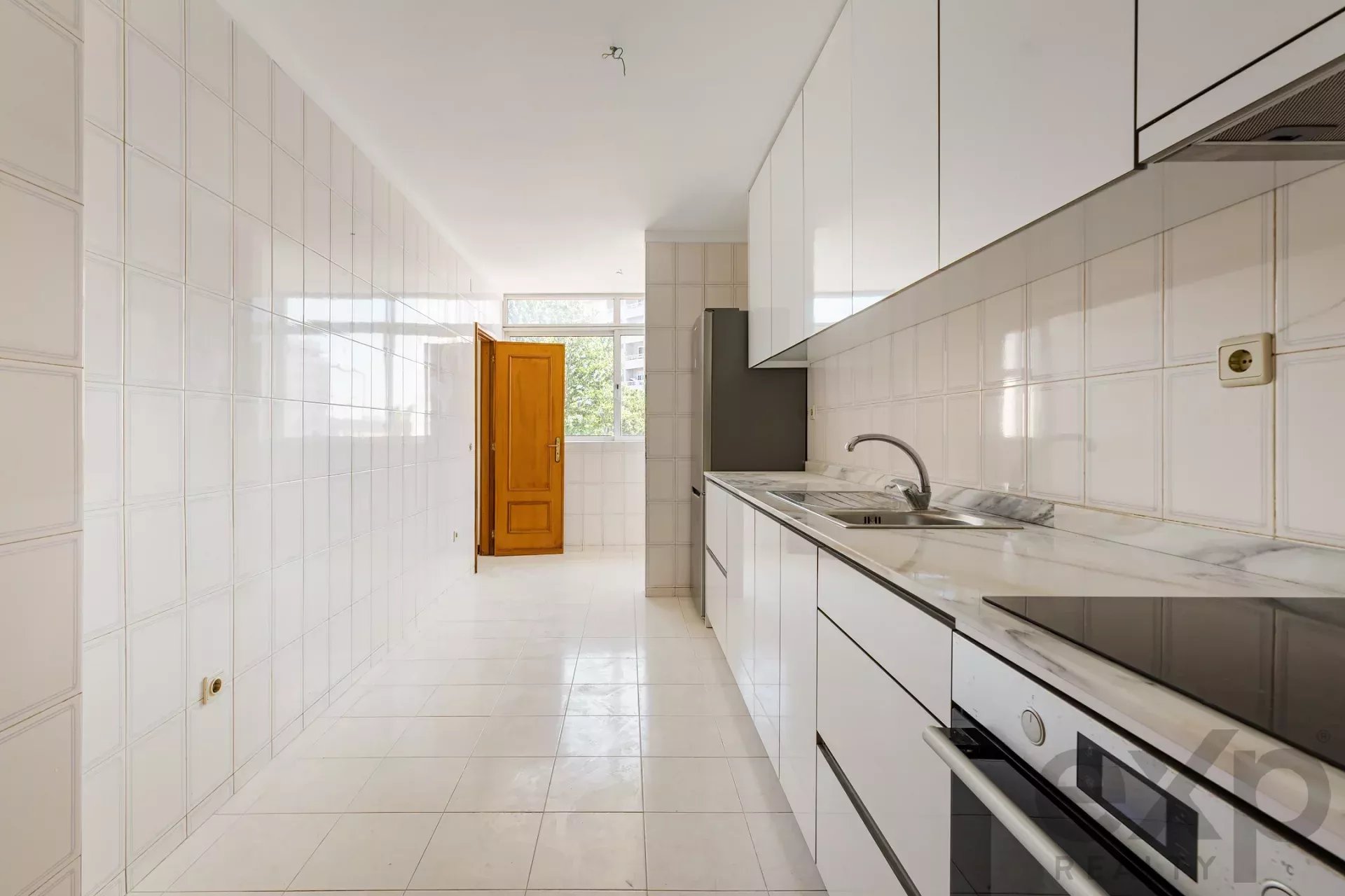 Spacious and bright apartment located in the heart of Canidelo, on the well-known Rua da Bélgica.