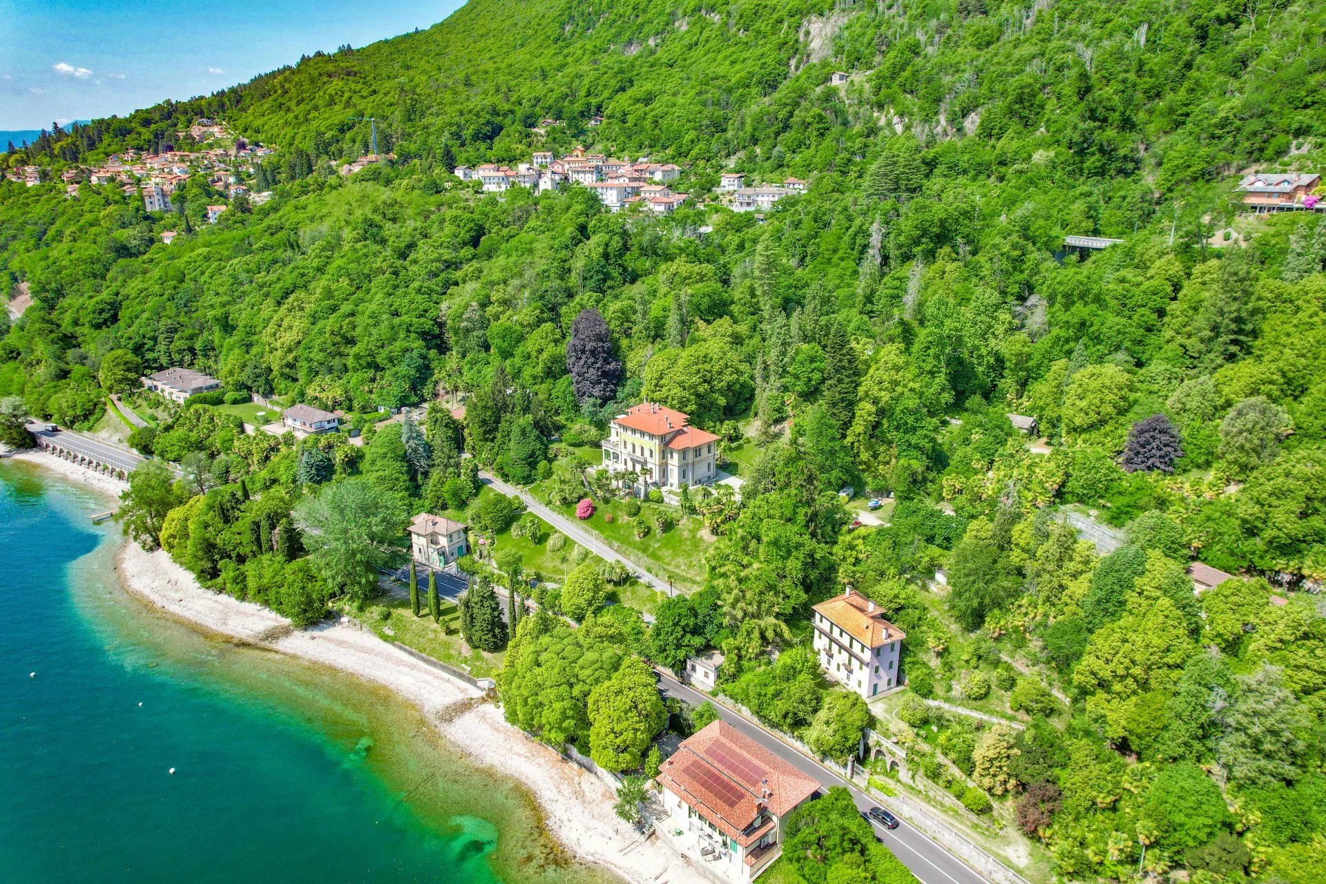 L'élégance du style Liberty de la Villa Volpi avec parc et plage à vendre sur le lac Majeur