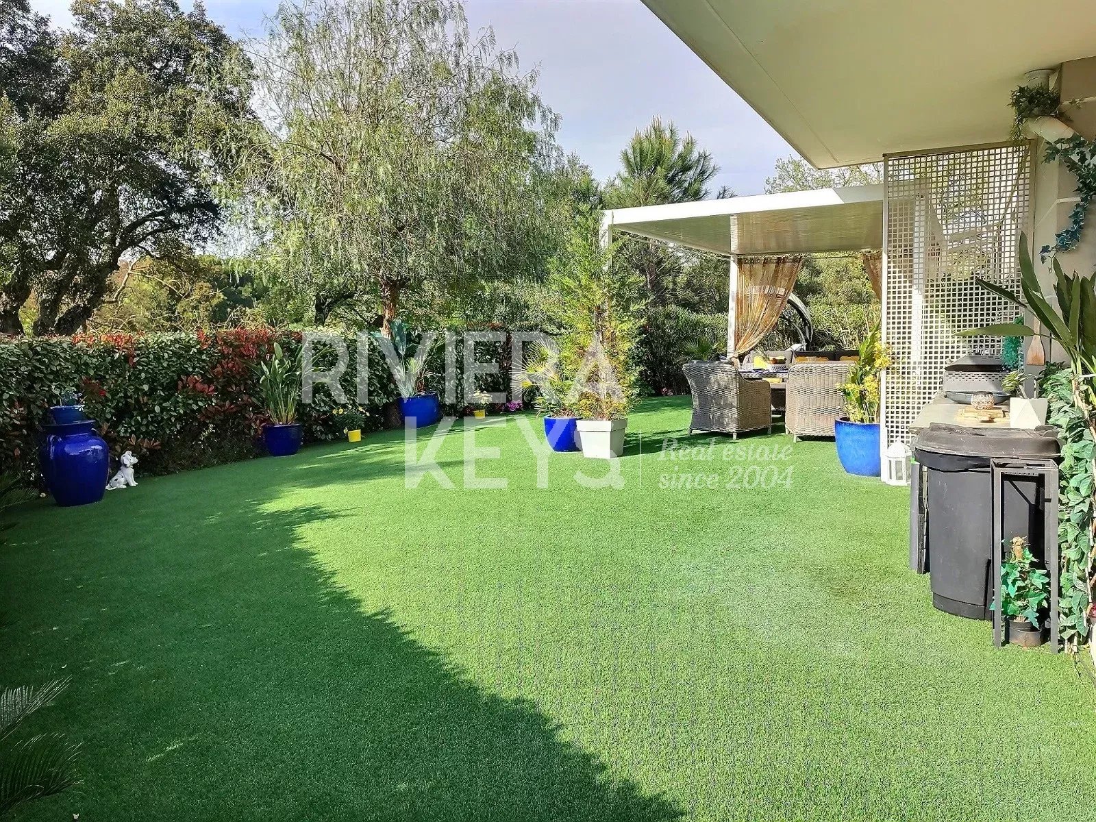 PUGET-SUR-ARGENS: 2-bedroom garden-level apartment, lake view, swimming pool and garden