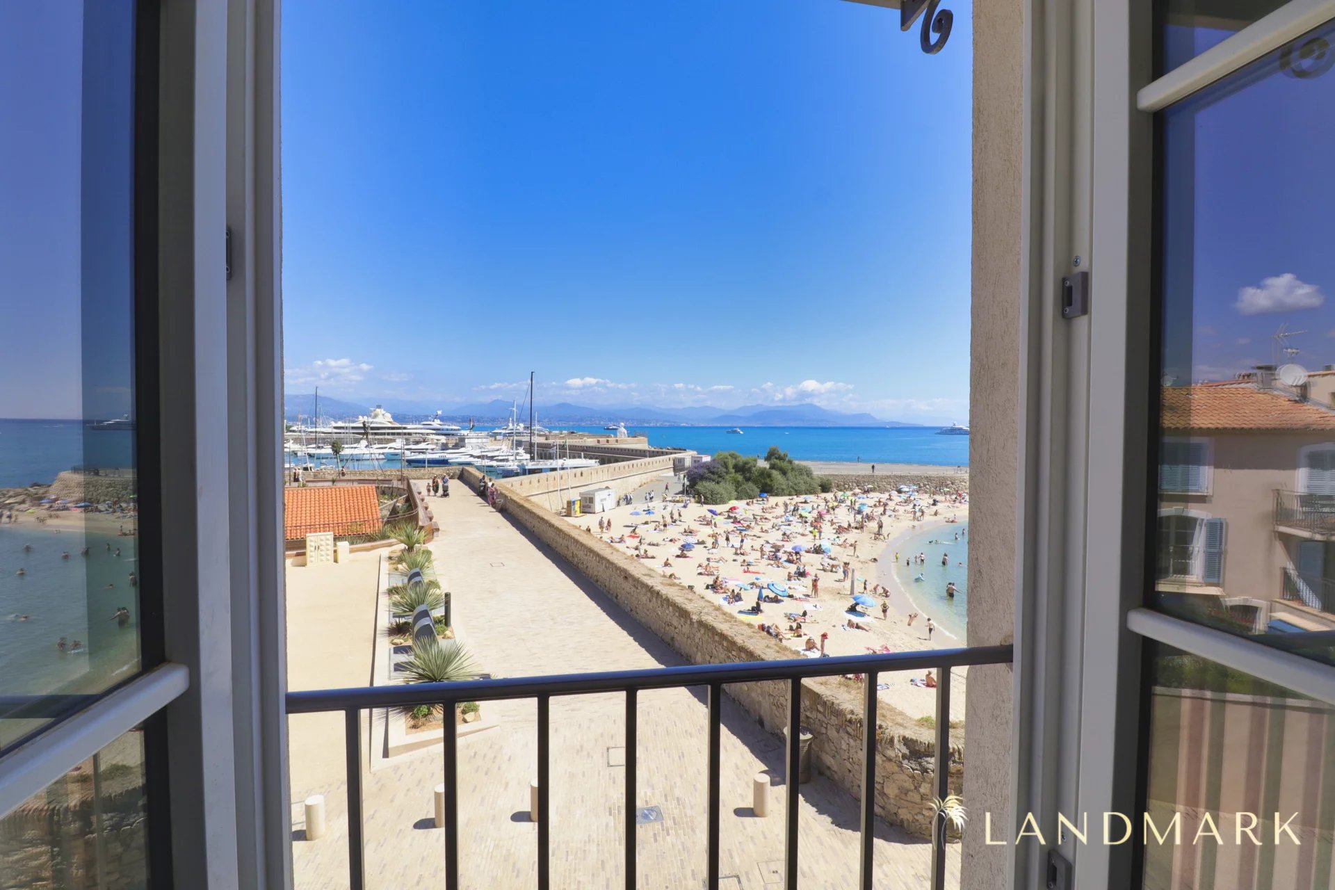4-ROOM APT WITH PANORAMIC SEA VIEW IN THE OLD TOWN OF ANTIBES