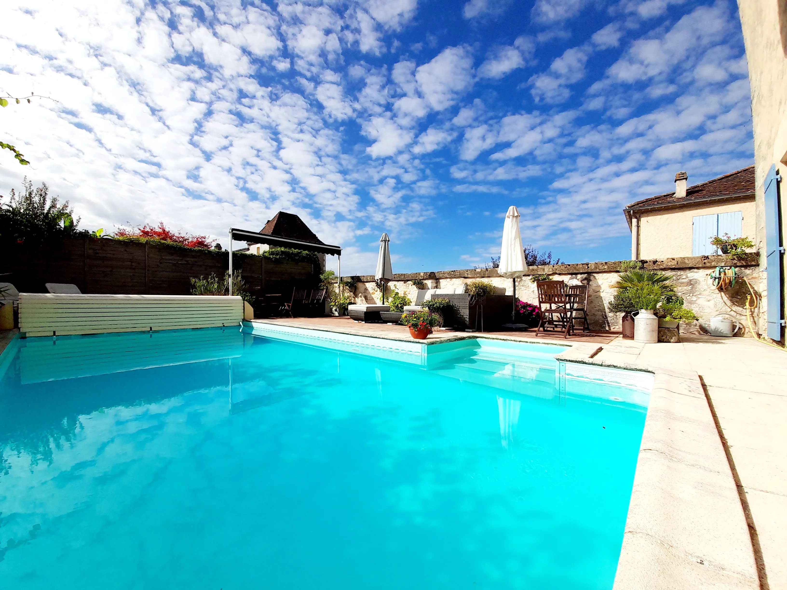 Une grande maison de village, chargée d'histoire, avec piscine