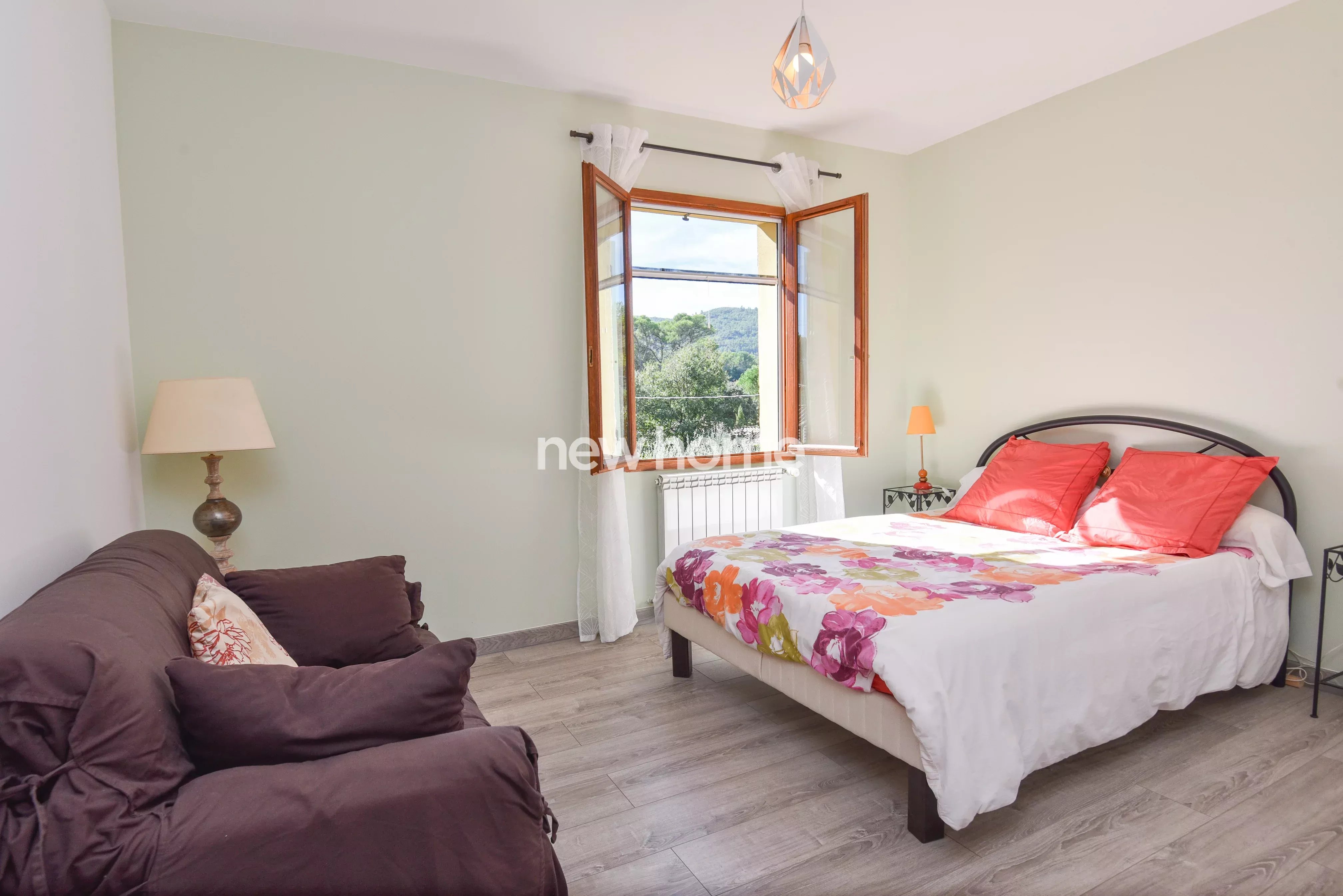 Maison tout confort avec grand jardin, garage, piscine et proximité du village