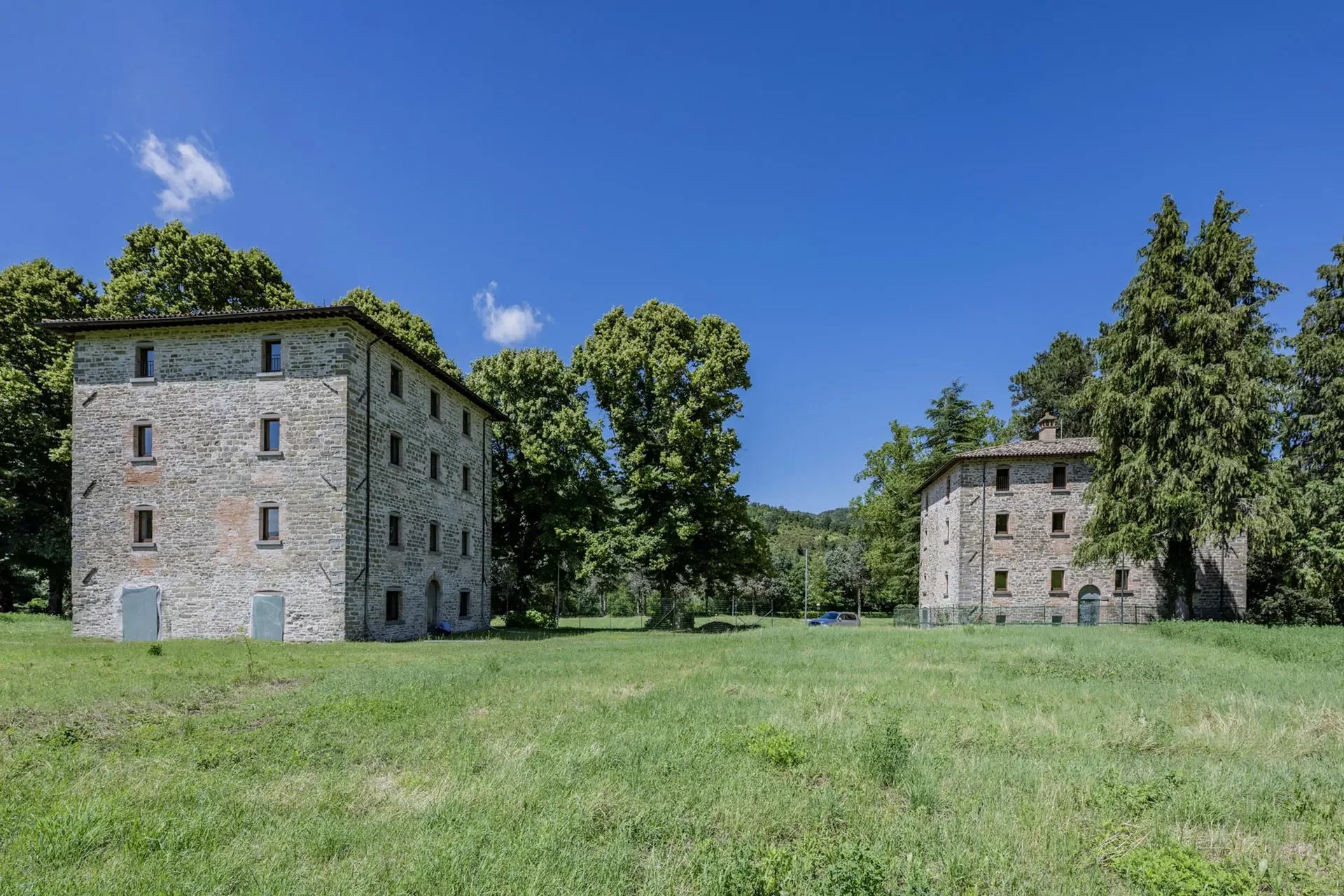 CASALI RUSTICI CON SORGENTE TERMALE IN VENDITA NELLE MARCHE