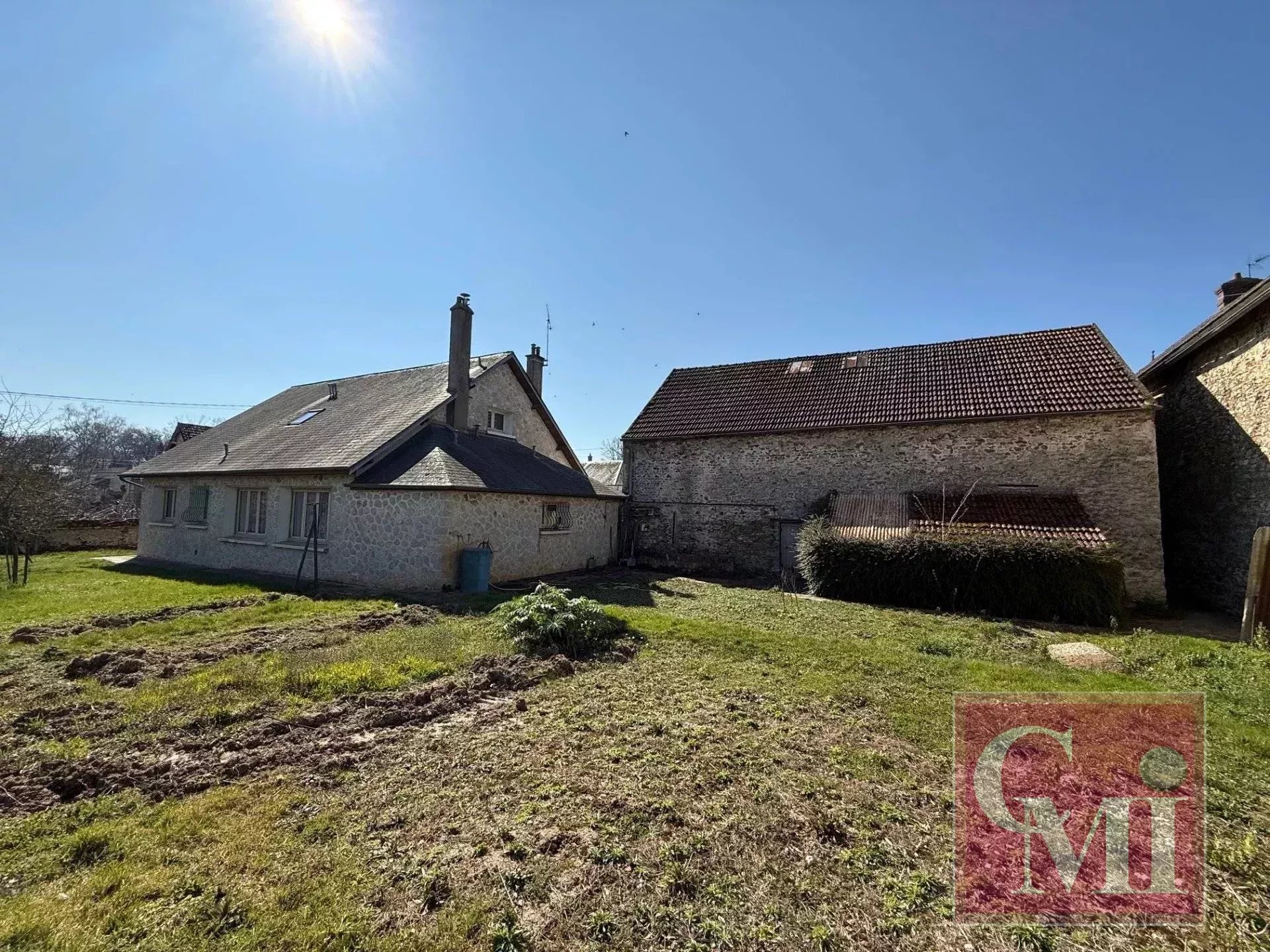 Situé à 15 minutes de Dourdan, ensemble immobilier à rénover (3 granges et maison) sur 1380m2 de terrain