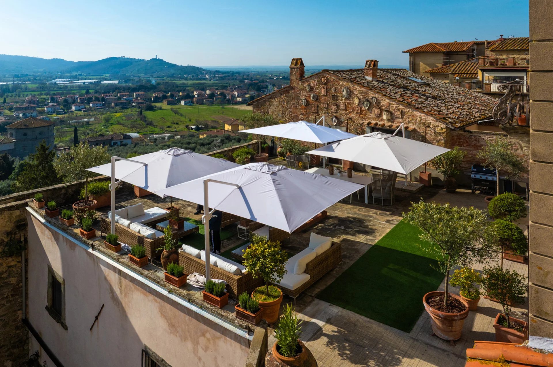  ELEGANTE APPARTAMENTO CON TERRAZZA PANORAMICA IN VENDITA A CASTIGLION FIORENTINO, TOSCANA