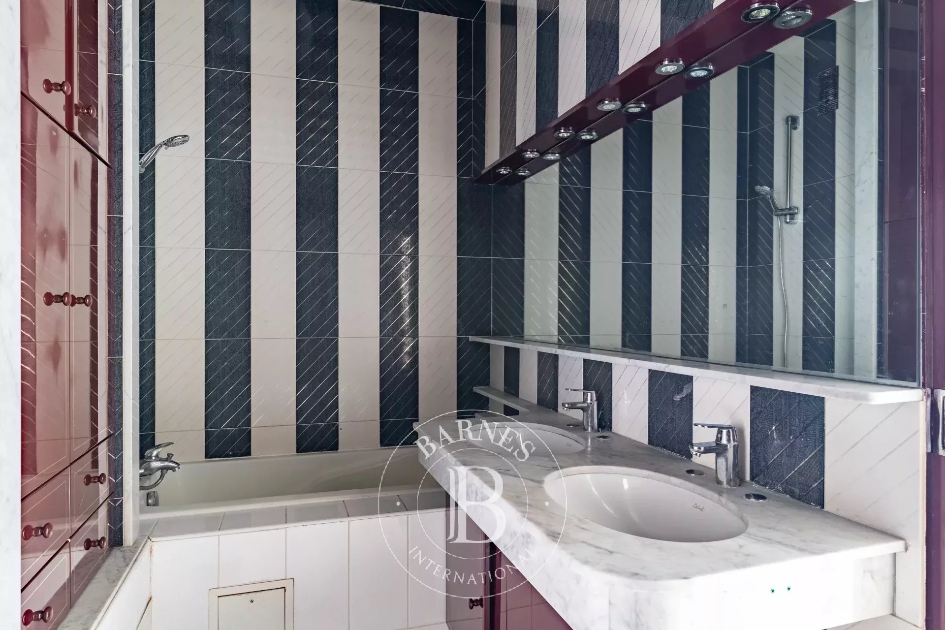 Exclusive listing - Neuilly-Golden Triangle - 3-bed apartment - Quiet and green surroundings - Balcony - picture 20