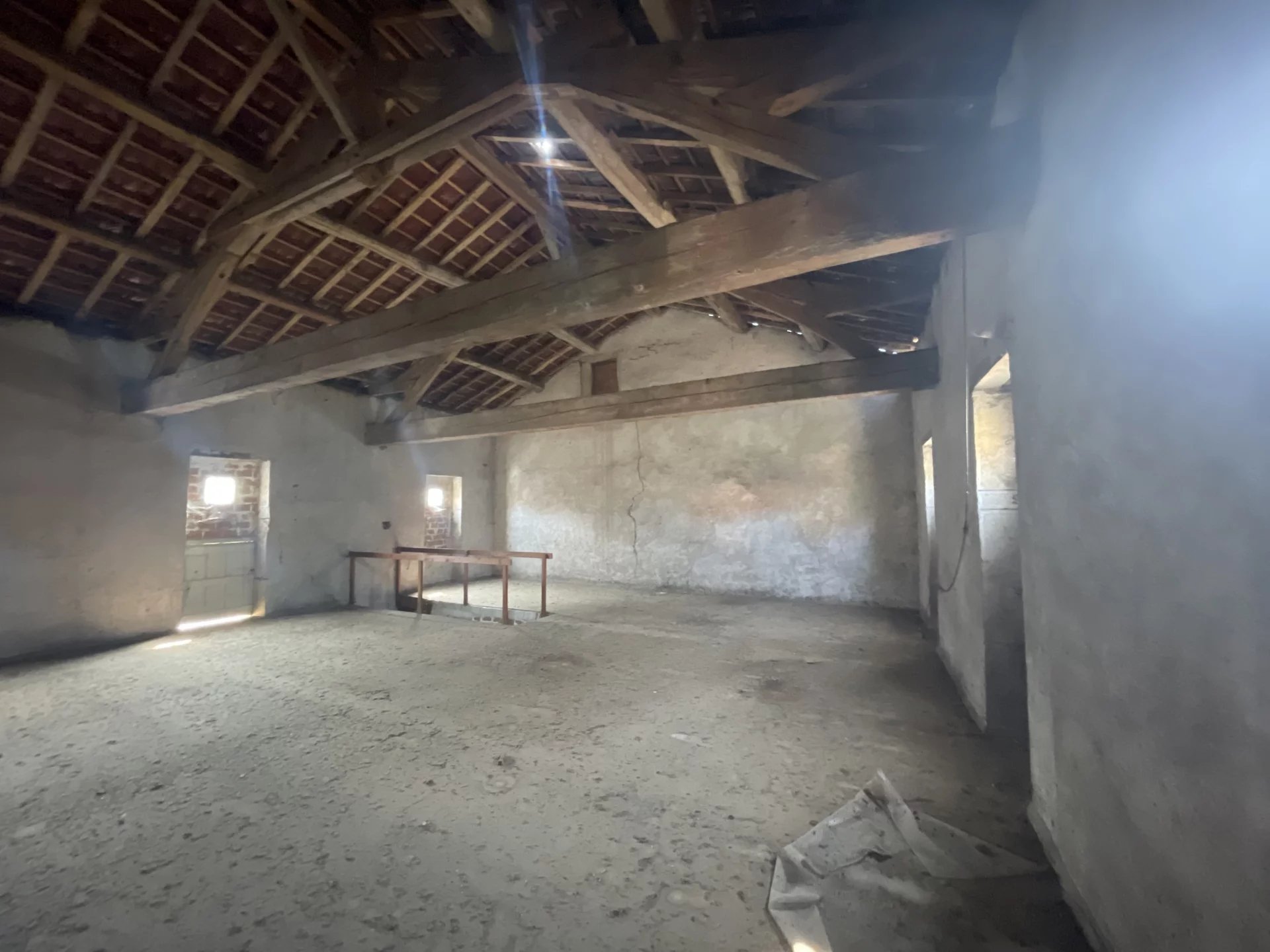 Immeuble en pierre, coeur de village, idéal investisseur